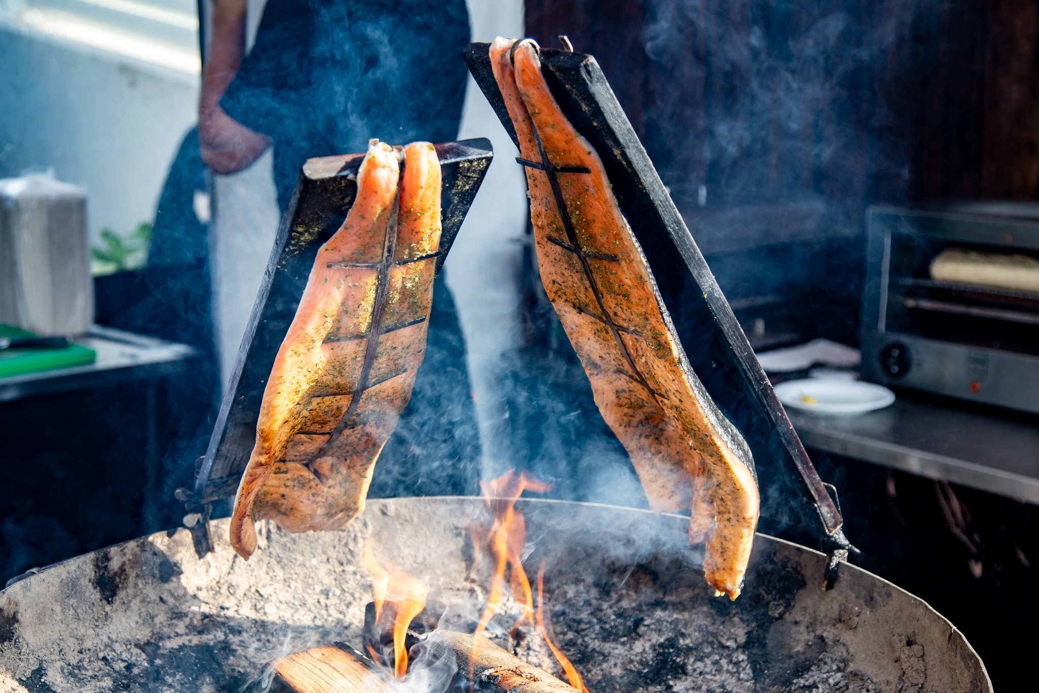 Flammlachs über Grill