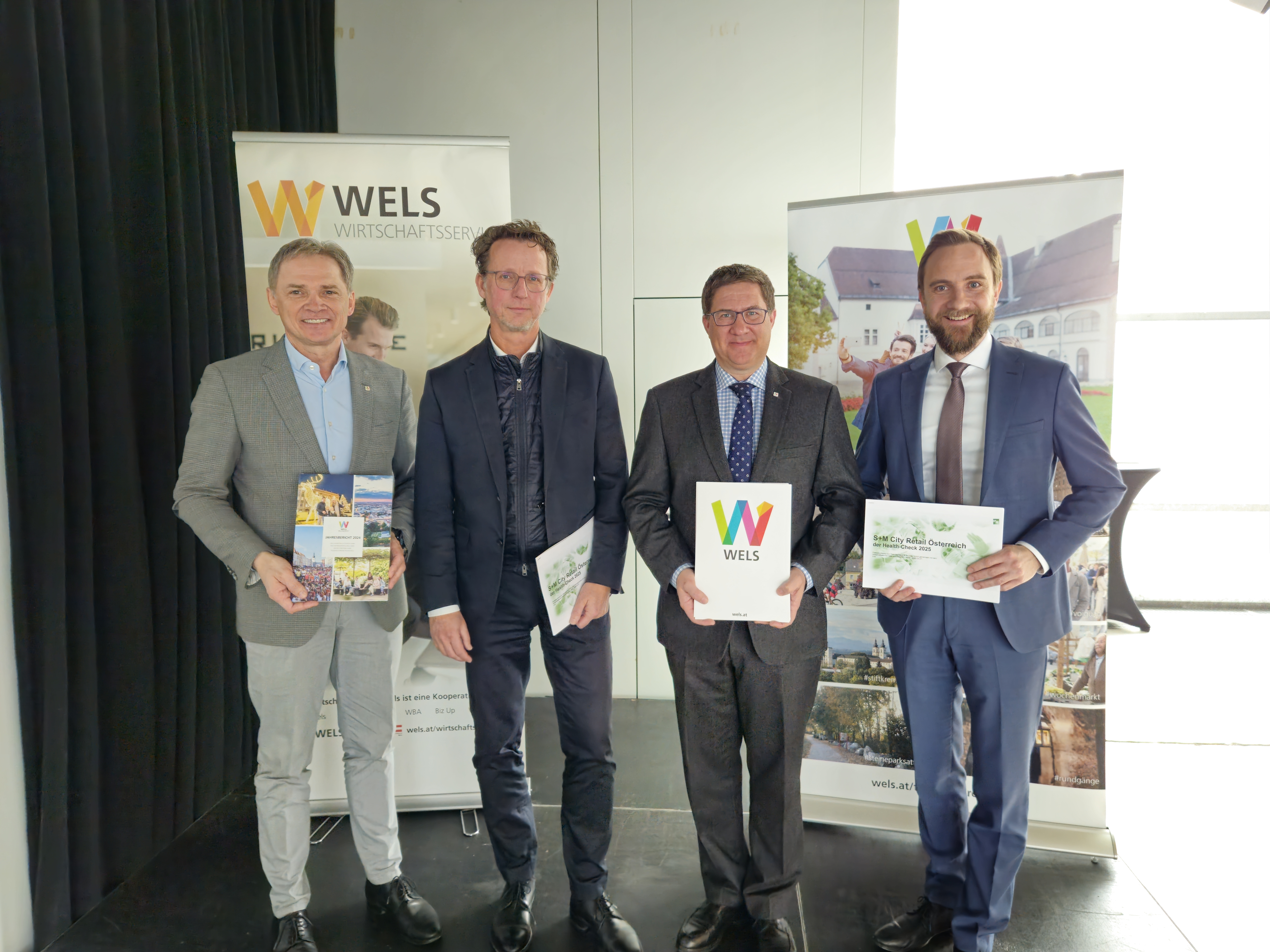 Peter Jungreithmair, (GF Wels Marketing &amp; Touristik GmbH), Hannes Lindner (geschäftsführender Gesellschafter Standort + Markt), Bürgermeister Andreas Rabl FPÖ) uns Wirtschaftsstadtrat Martin Oberndorfer (ÖVP) sind mit der Welser Innenstadt sehr zufrieden.