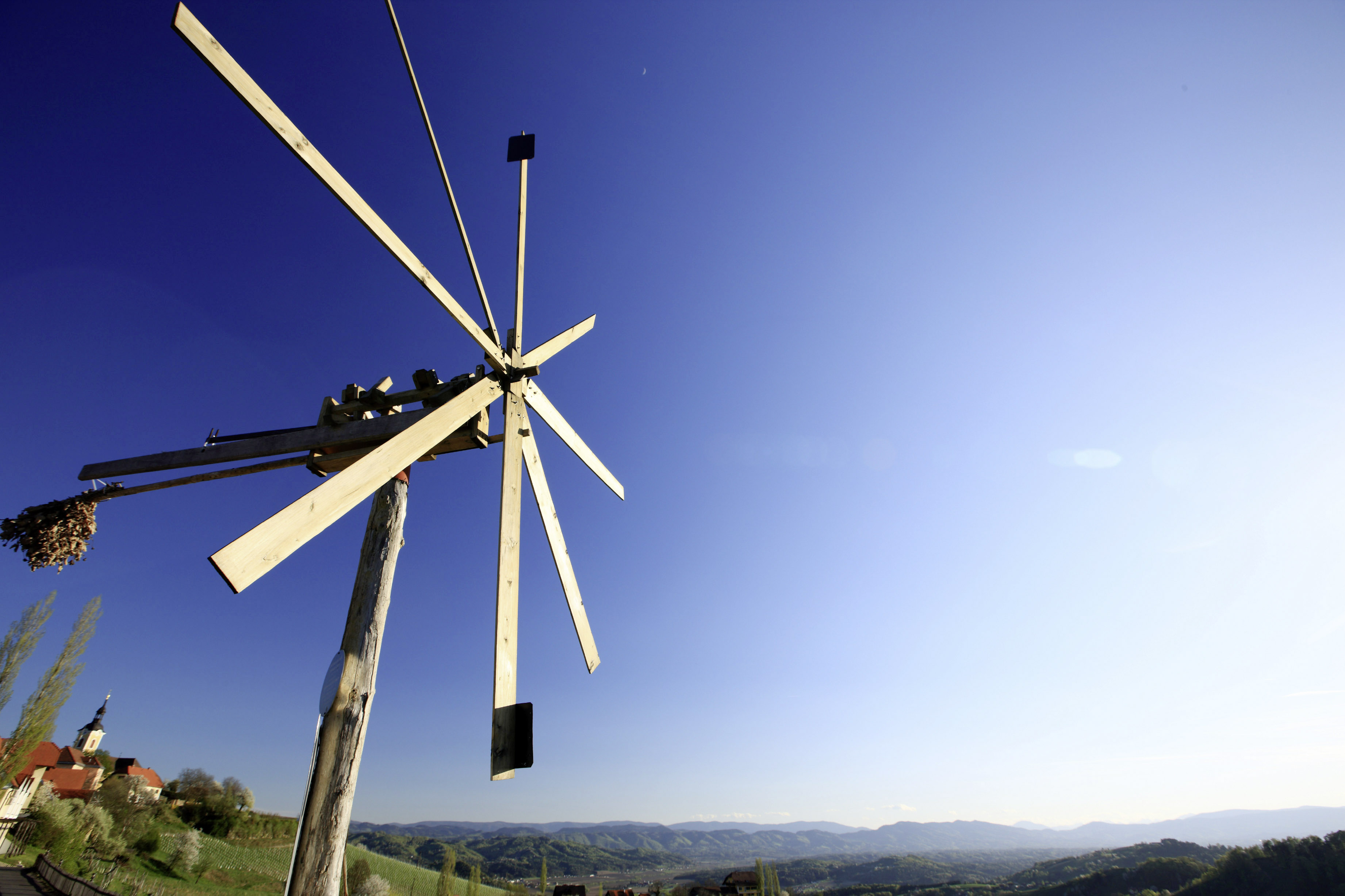 Ein riesiger Klapotetz und dahinter blauer Himmel