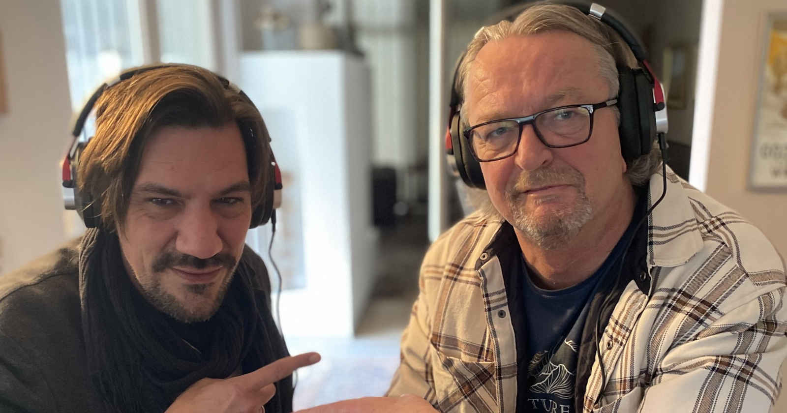 Zwei Männer mit Kopfhörern