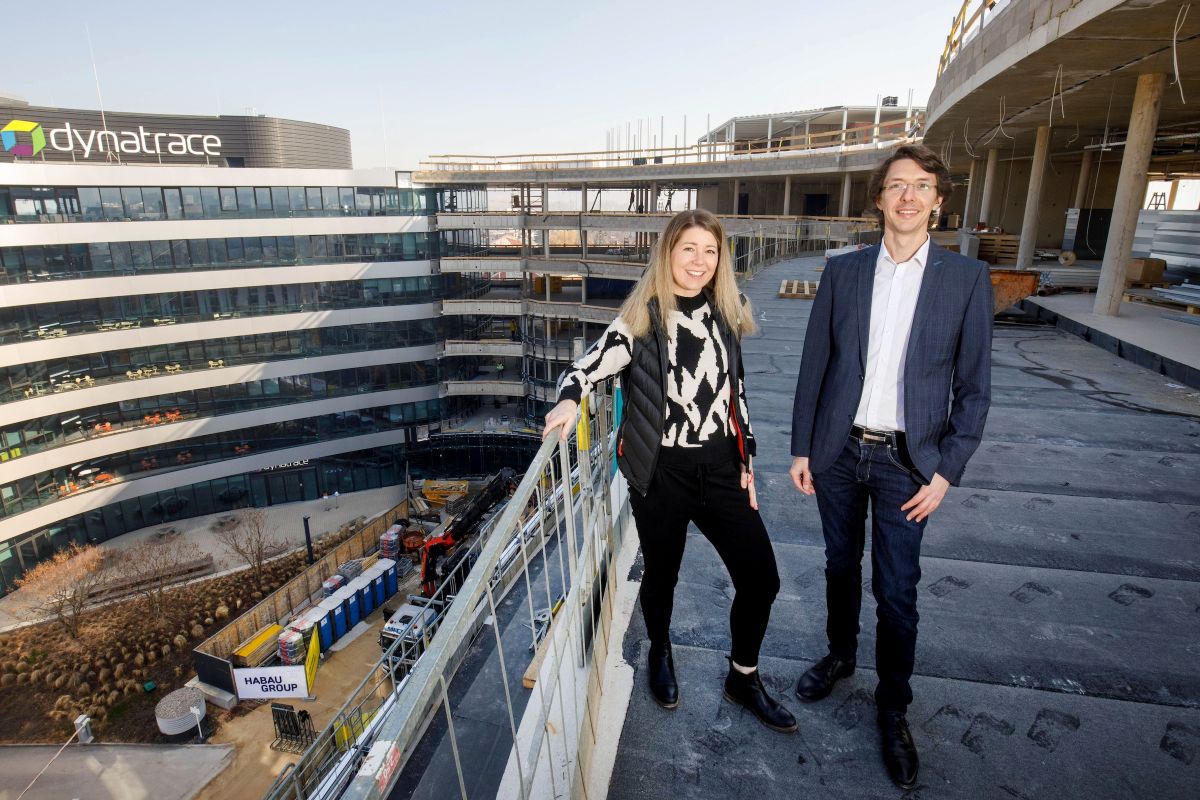 Veronika Leibetseder, Global Vice President Workplace Experience von Dynatrace, und Neunteufel-Geschäftsführer Peter Riegler am Neubau.