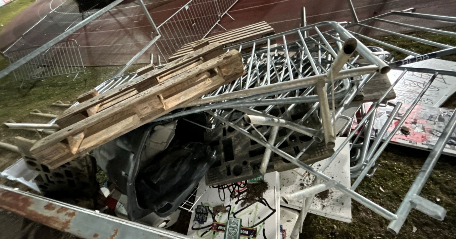 Wurfgegenstände der Rapid-Fans in Trümmern