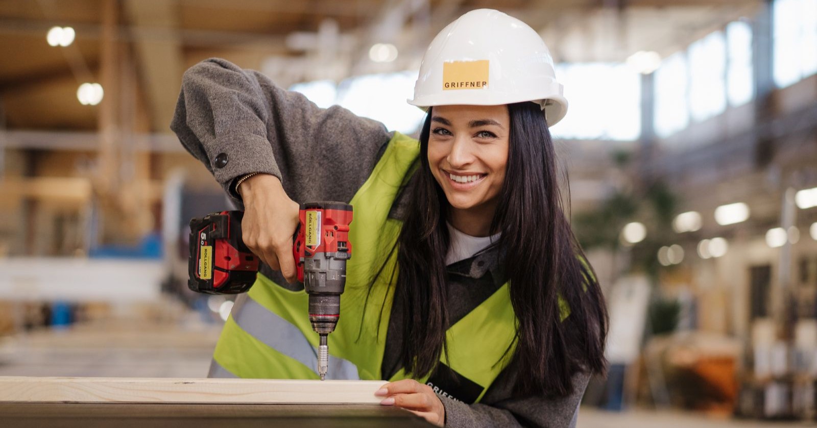 Die Moderatorin und Podcasterin Amira Aly besucht die Produktion von GRIFFNER, in der gerade ihr neues Traumhaus fertiggestellt wird.