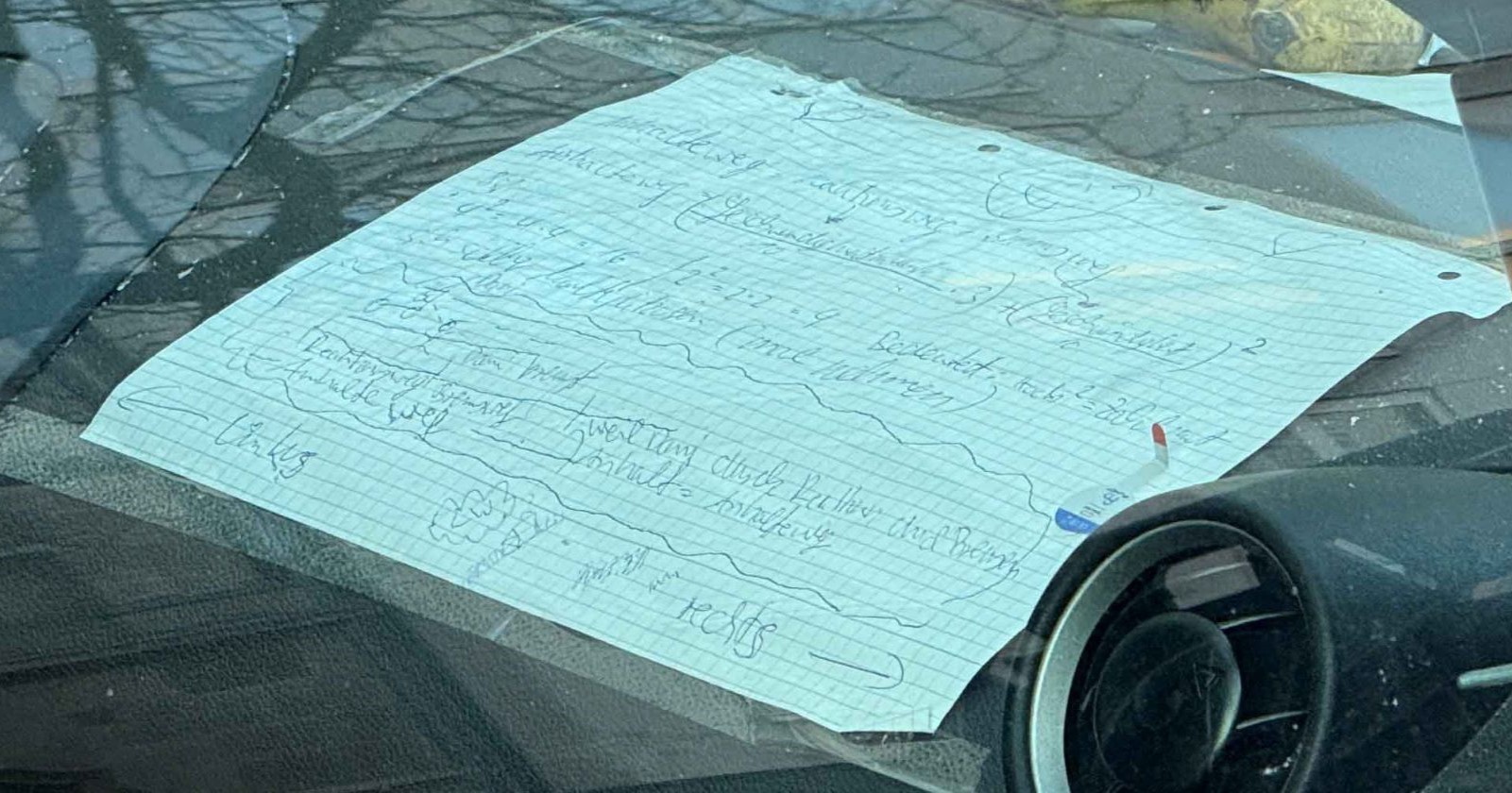 Auf einem Zettel hat der Täter sein Vorhaben skizziert.