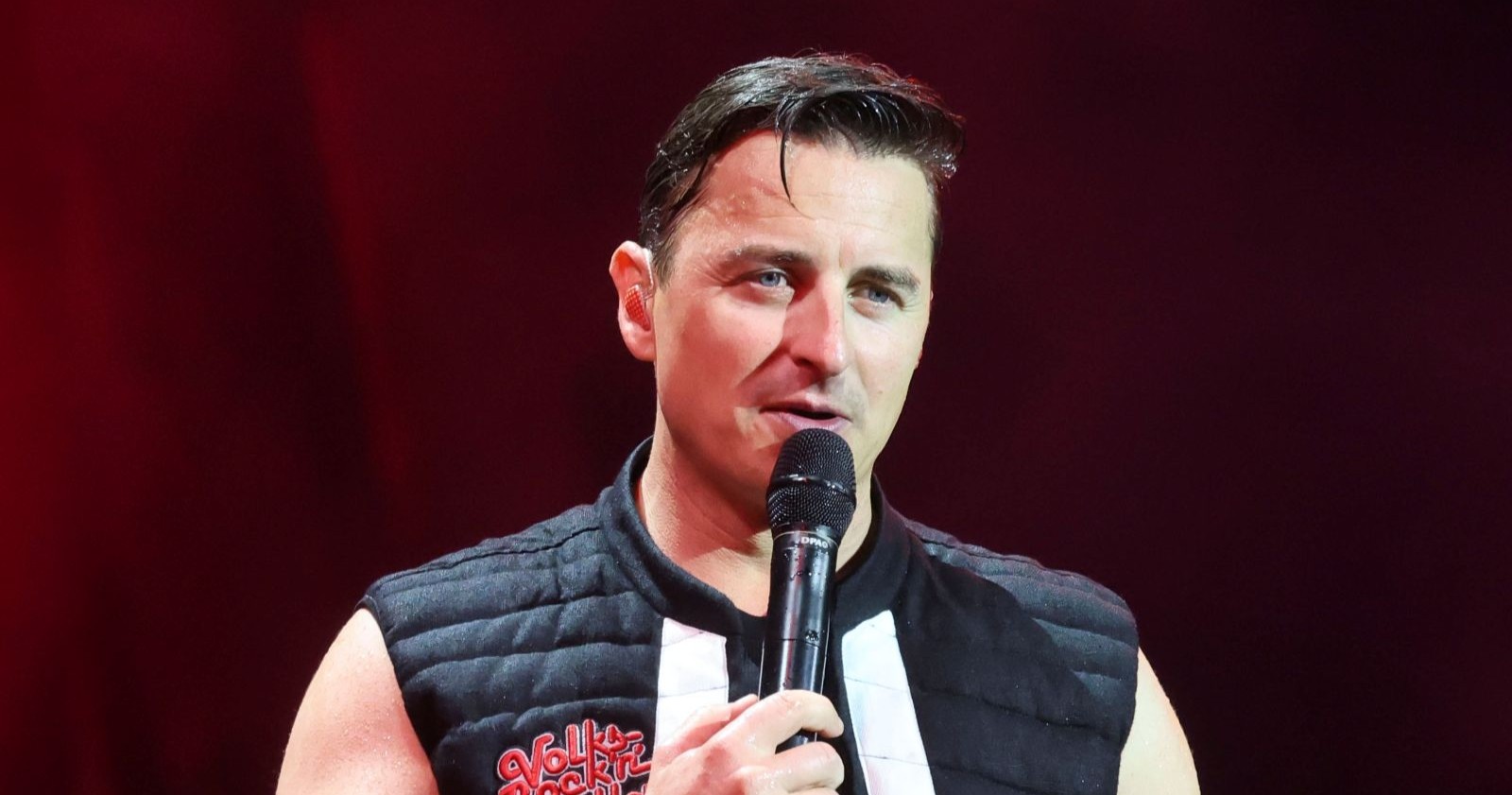 Andreas Gabalier mit Mikrophon