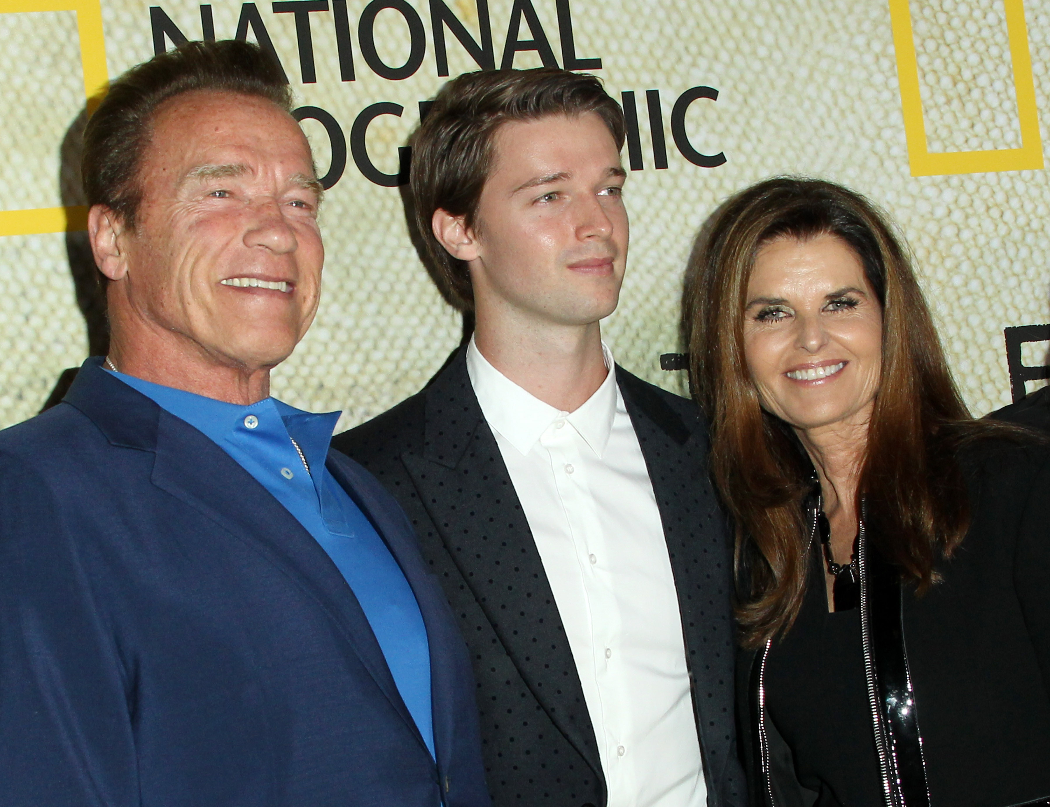 Drei menschen lächeln in die Kamera