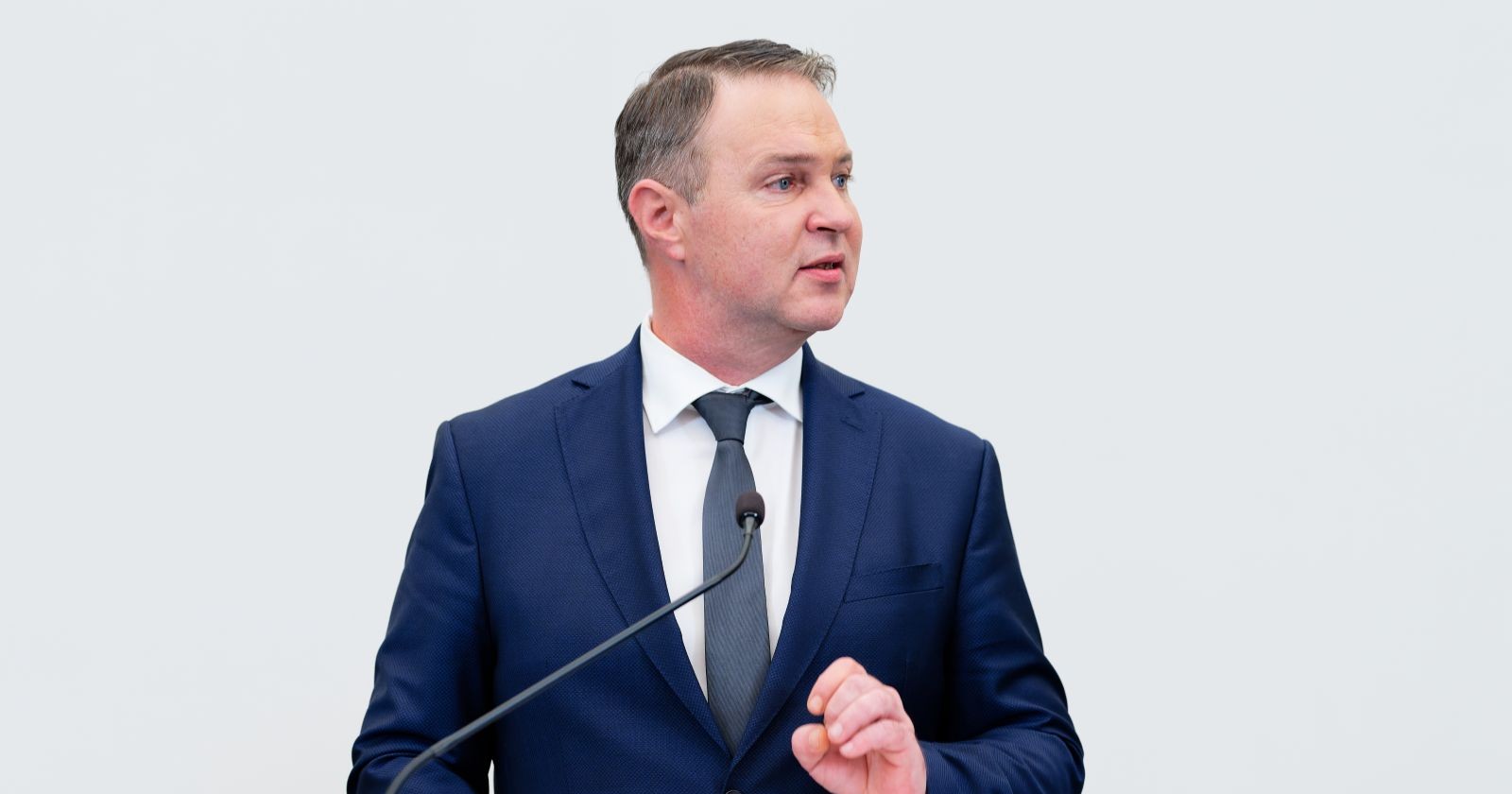 Andreas Babler am Mikrophon