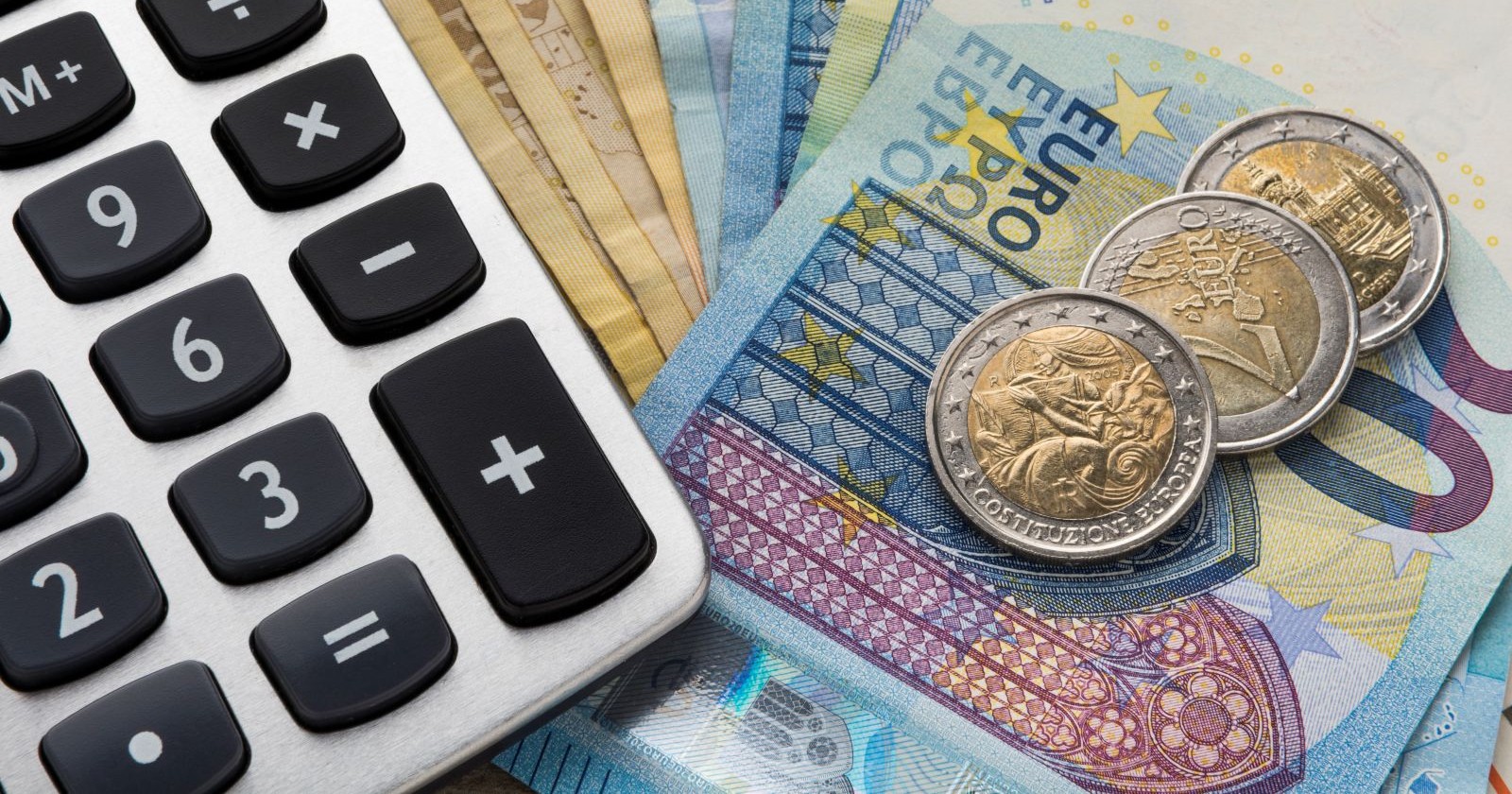 Geldscheine und ein Taschenrechner