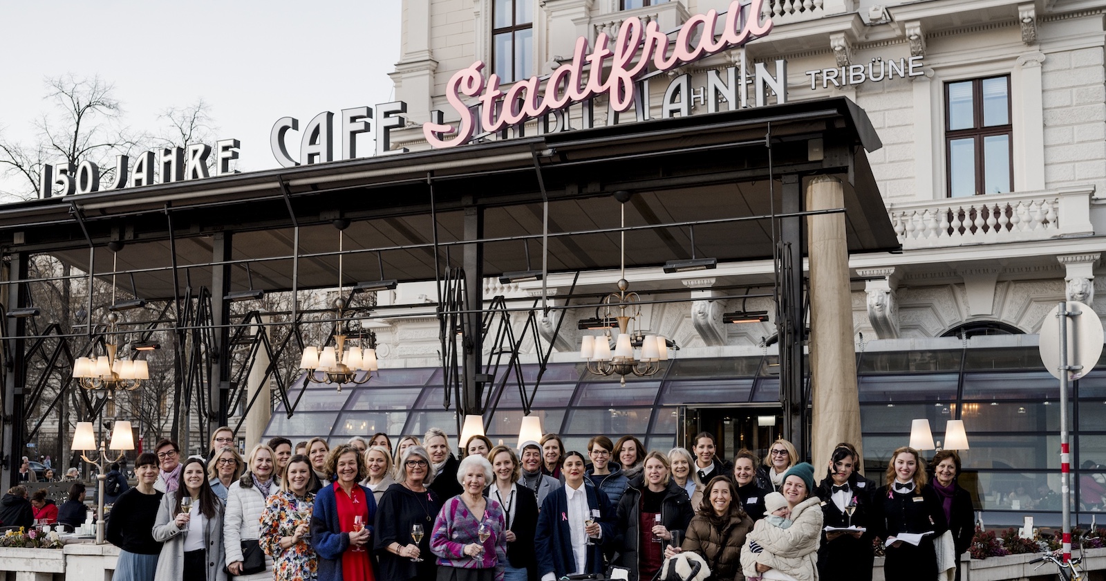 Frauengruppe vor dem Café Landtmann