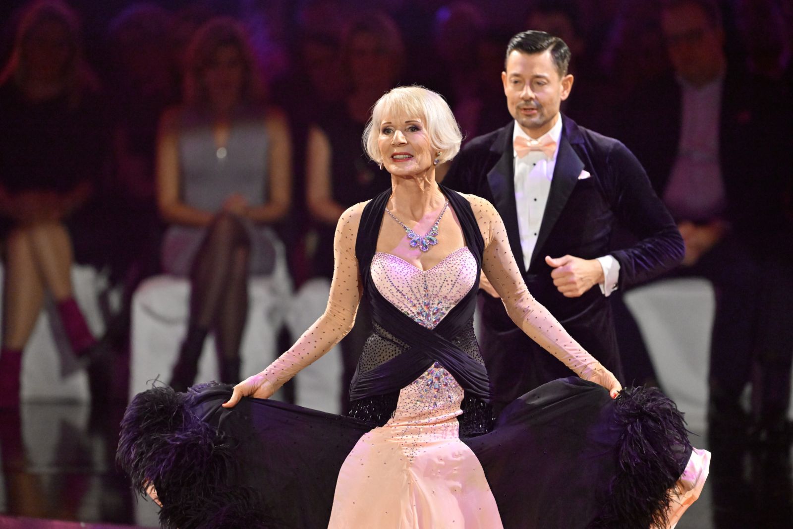 Heilwig Pfanzelter (71) und ihren Profitänzer Florian Gschaider.