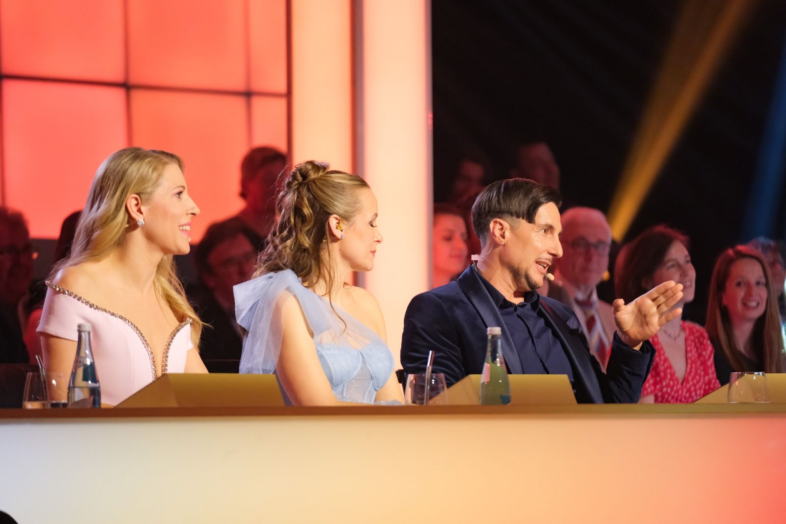 In der Jury der erste Folge: Missy May, Balázs Ekker, Maria Angelini-Santner.