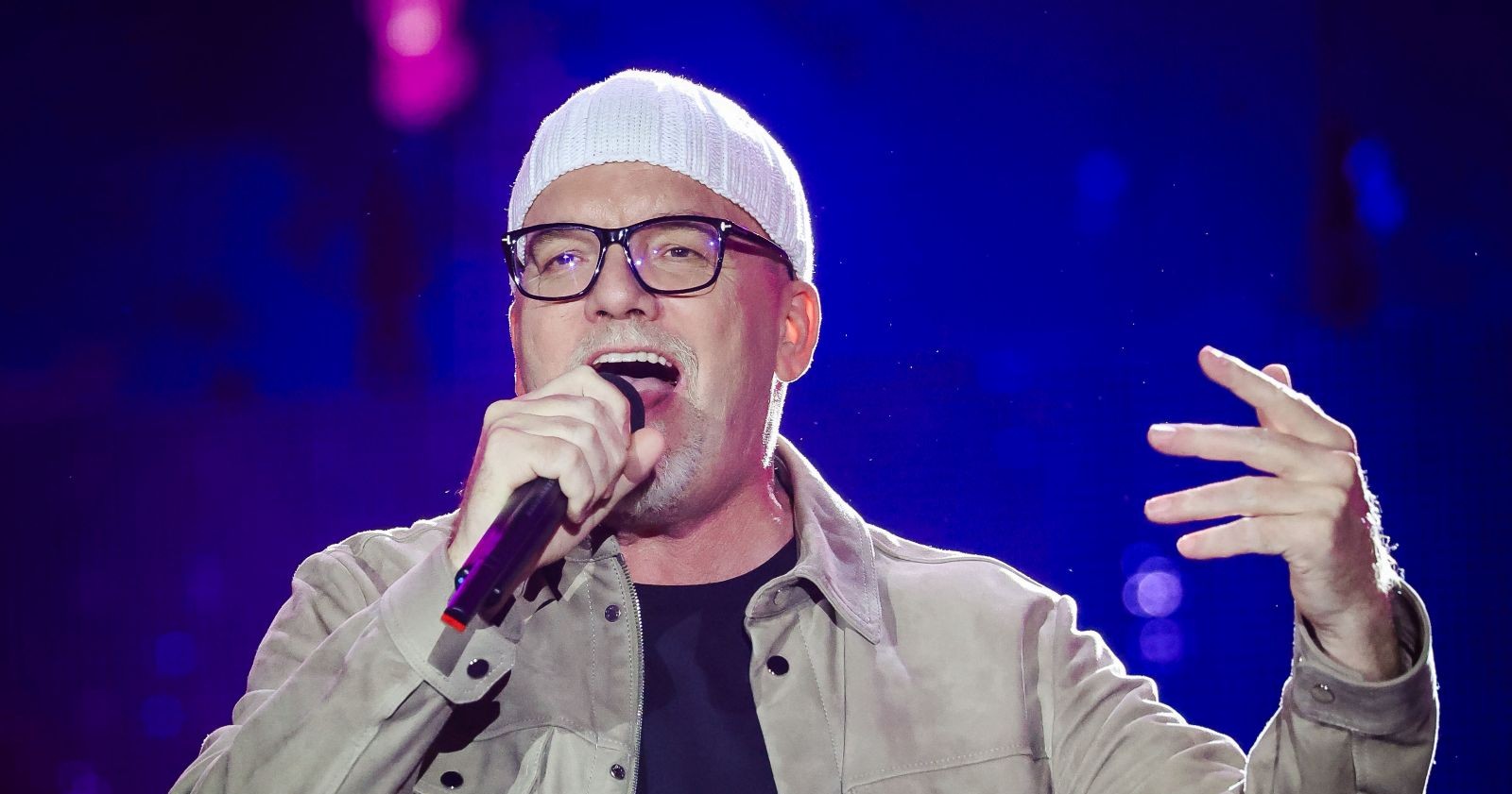 DJ Ötzi mit einem Mikrophon