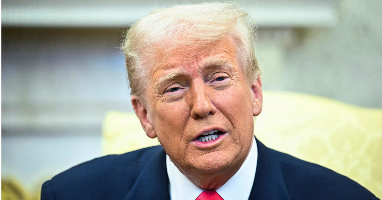 Ein weißer Mann im Anzug