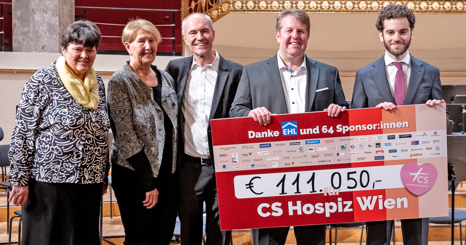 EHL-Chef übergibt den Spendencheck an die Vertreter der Hospiz-Organisation