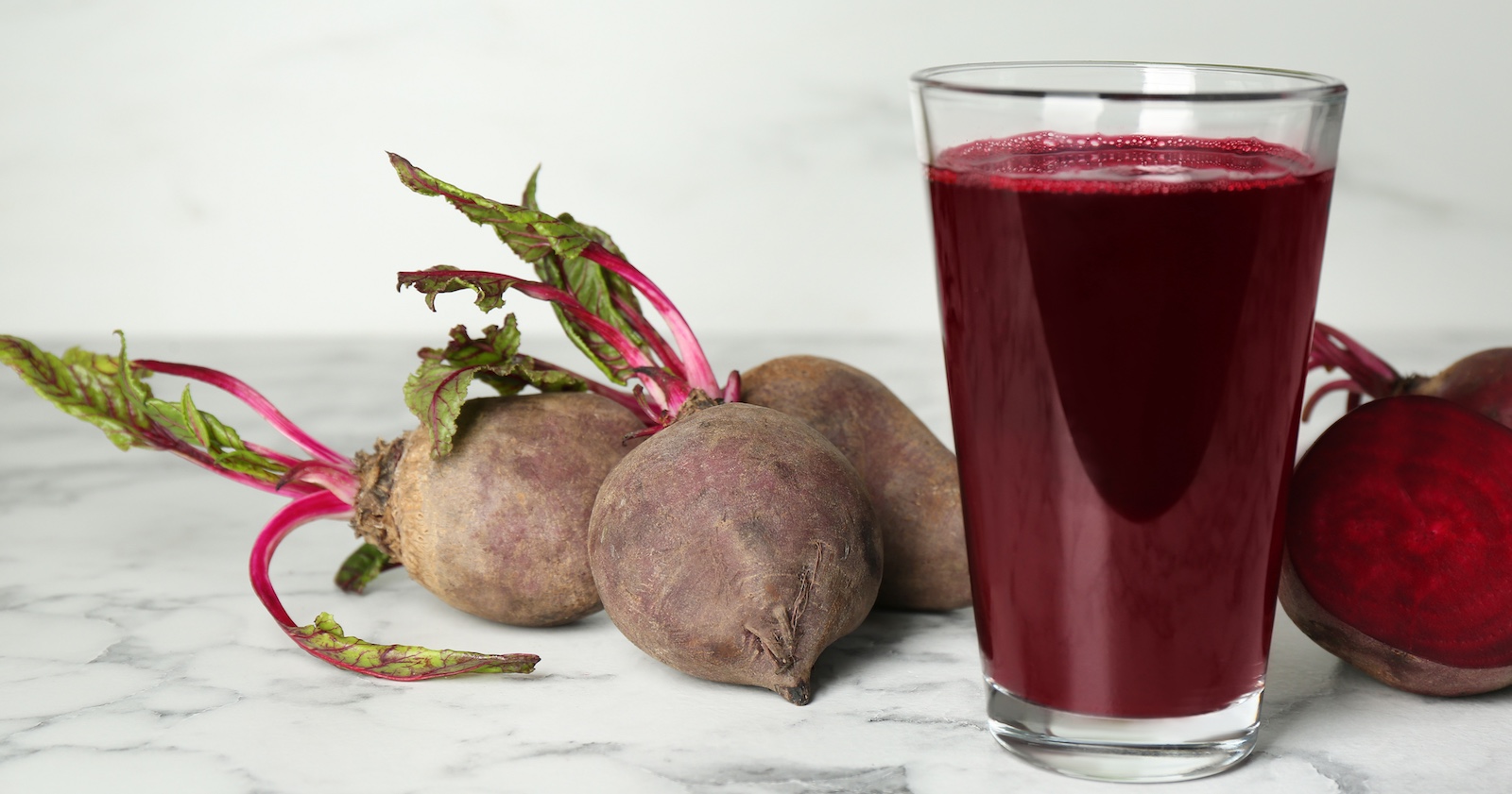 Ein Glas Rote-Bete-Saft und Knollen.