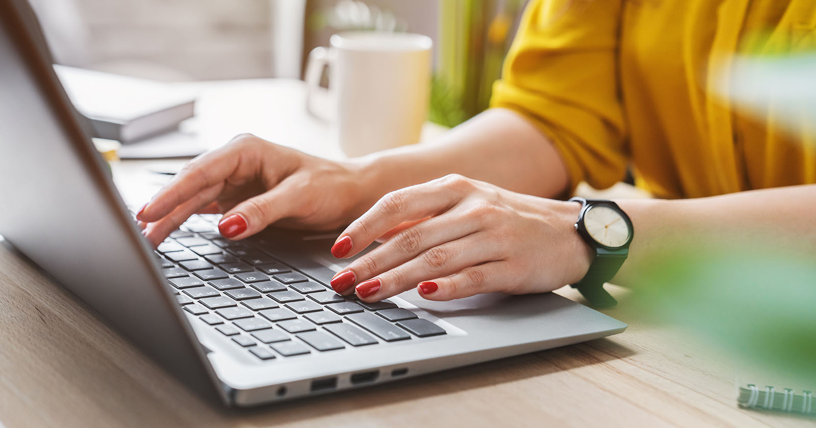 Frau schreibt am Laptop | Credit: iStock.com/Inside Creative House