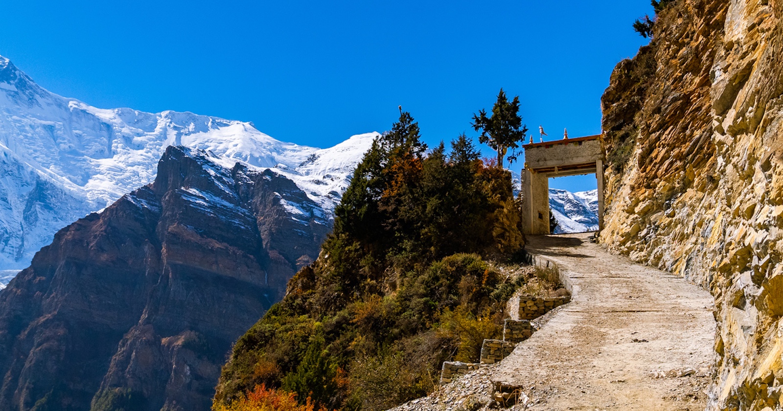 breiter Wanderpfad entlang einer Schlucht im Himalaya