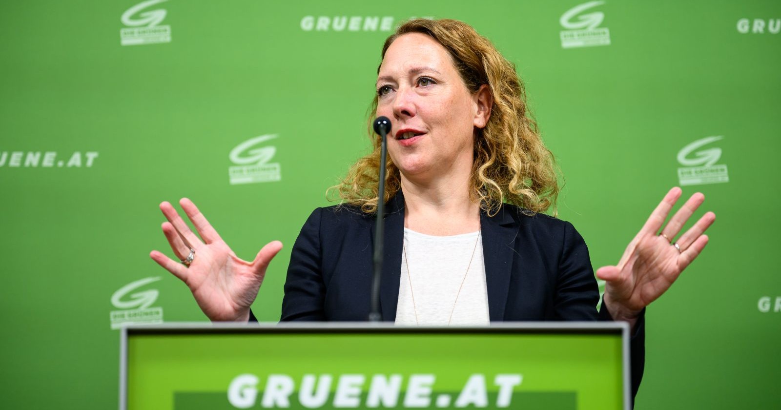 Judith Pühringer spricht ins Mikrophon