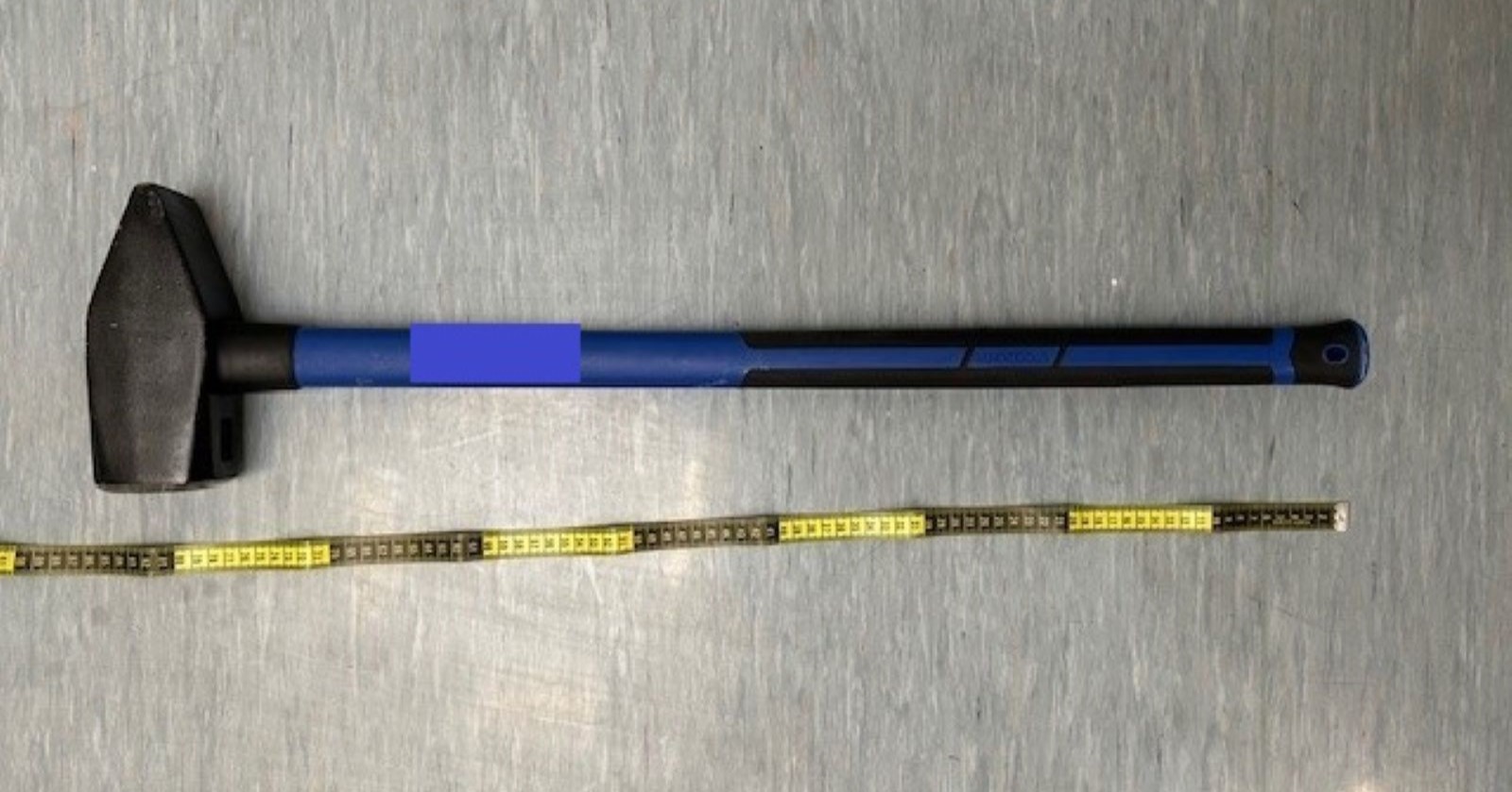 Der Vorschlaghammer, mit dem der Mann auf das Polizeiauto eingeschlagen hat.