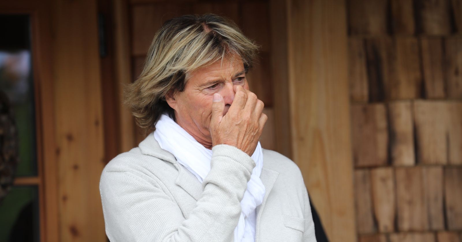 Hansi Hinterseer greift sich ins Gesicht