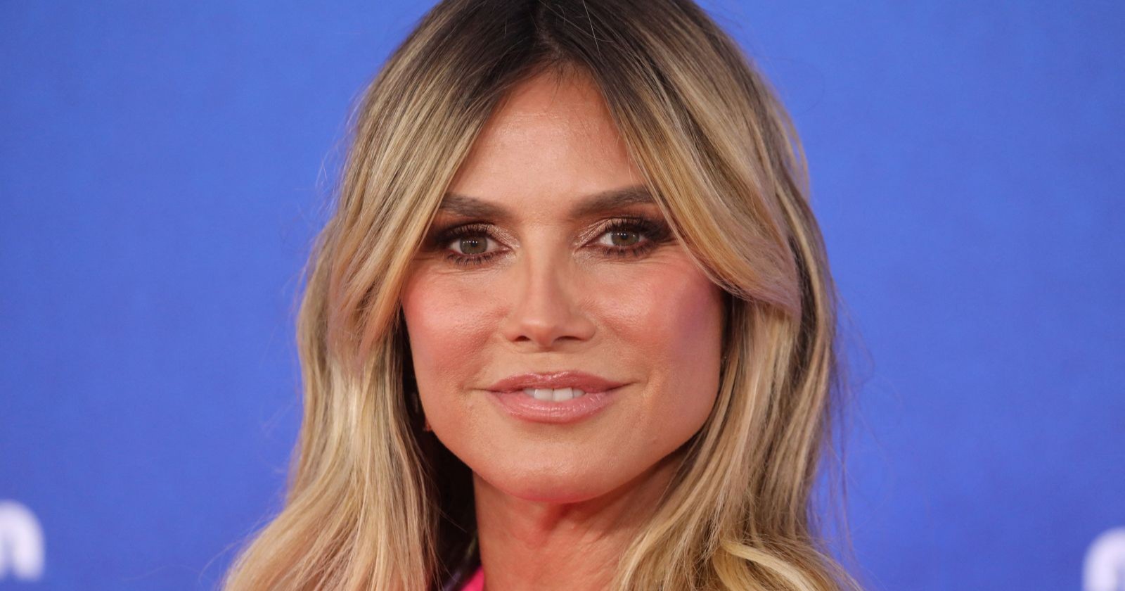 Heidi Klum lächelt