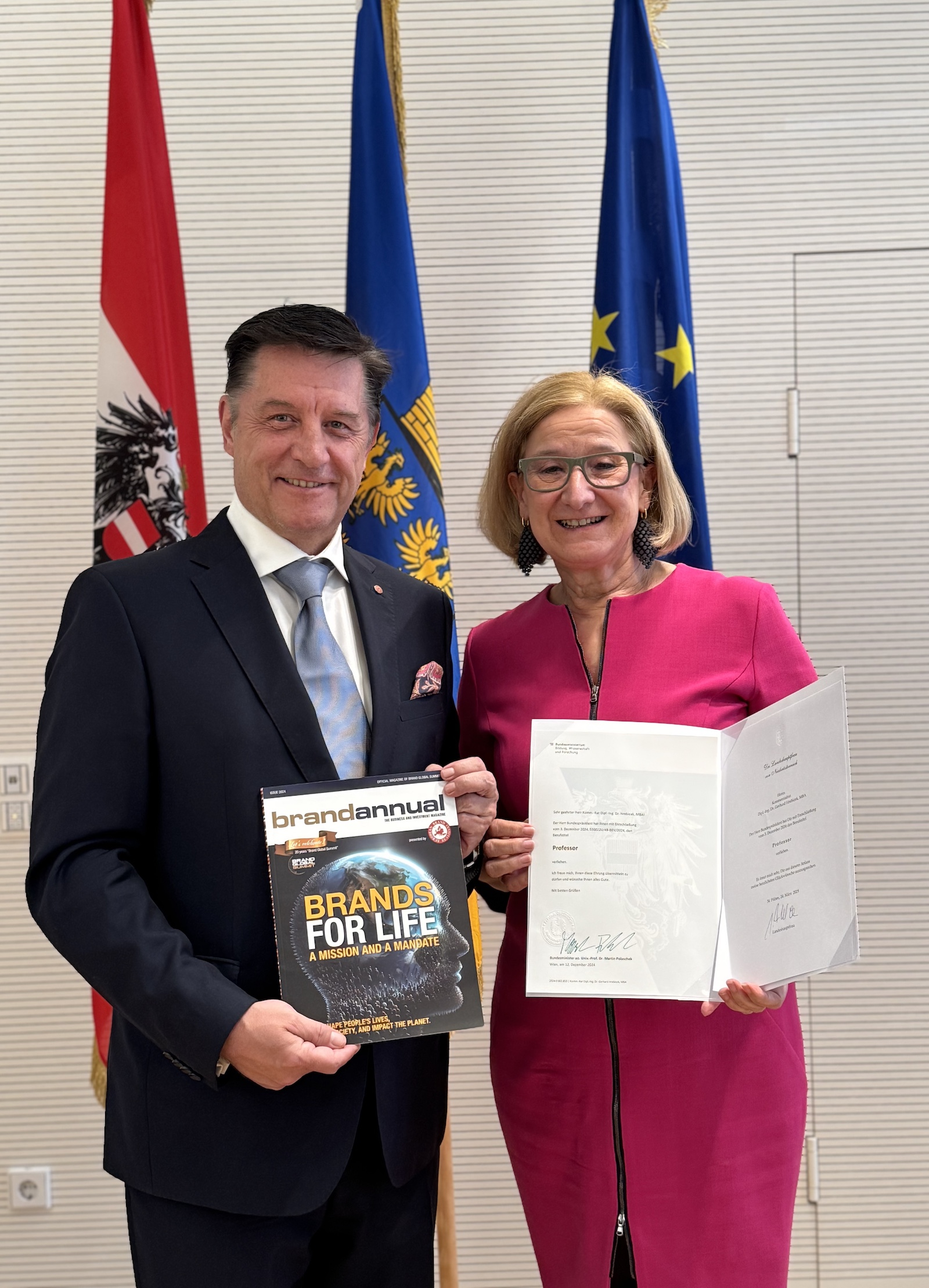 Gerhard Hrebicek und Landeshauptfrau Johanna Mikl-Leitner vor Fahnen