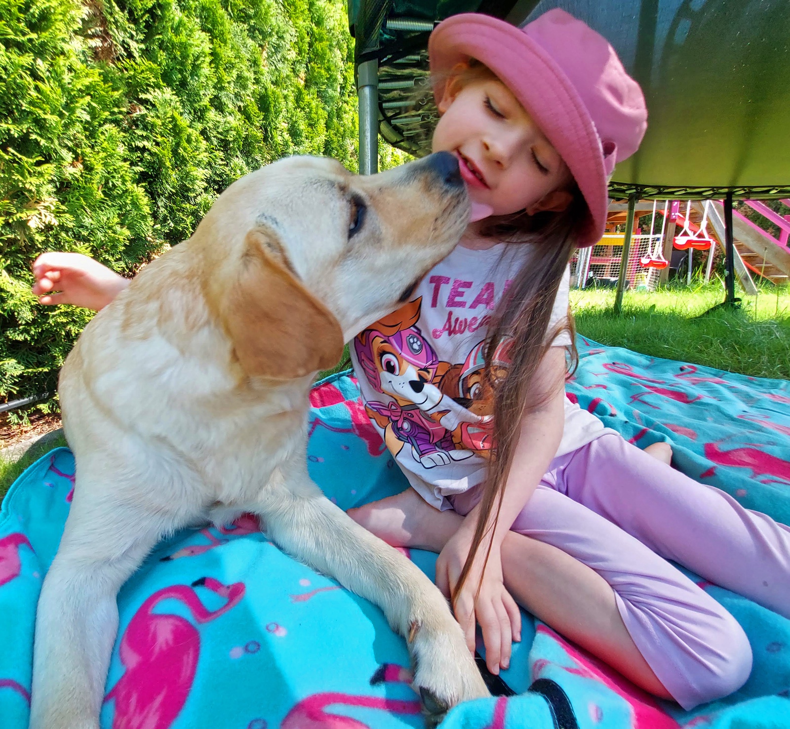 Ein kleines Mädchen mit ihrem Labrador Retriever.
