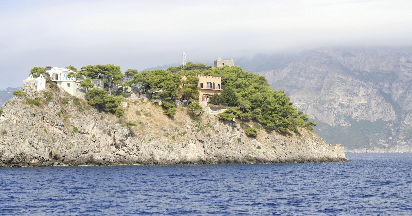 Mittelmeerinsel mit Villa im Wald