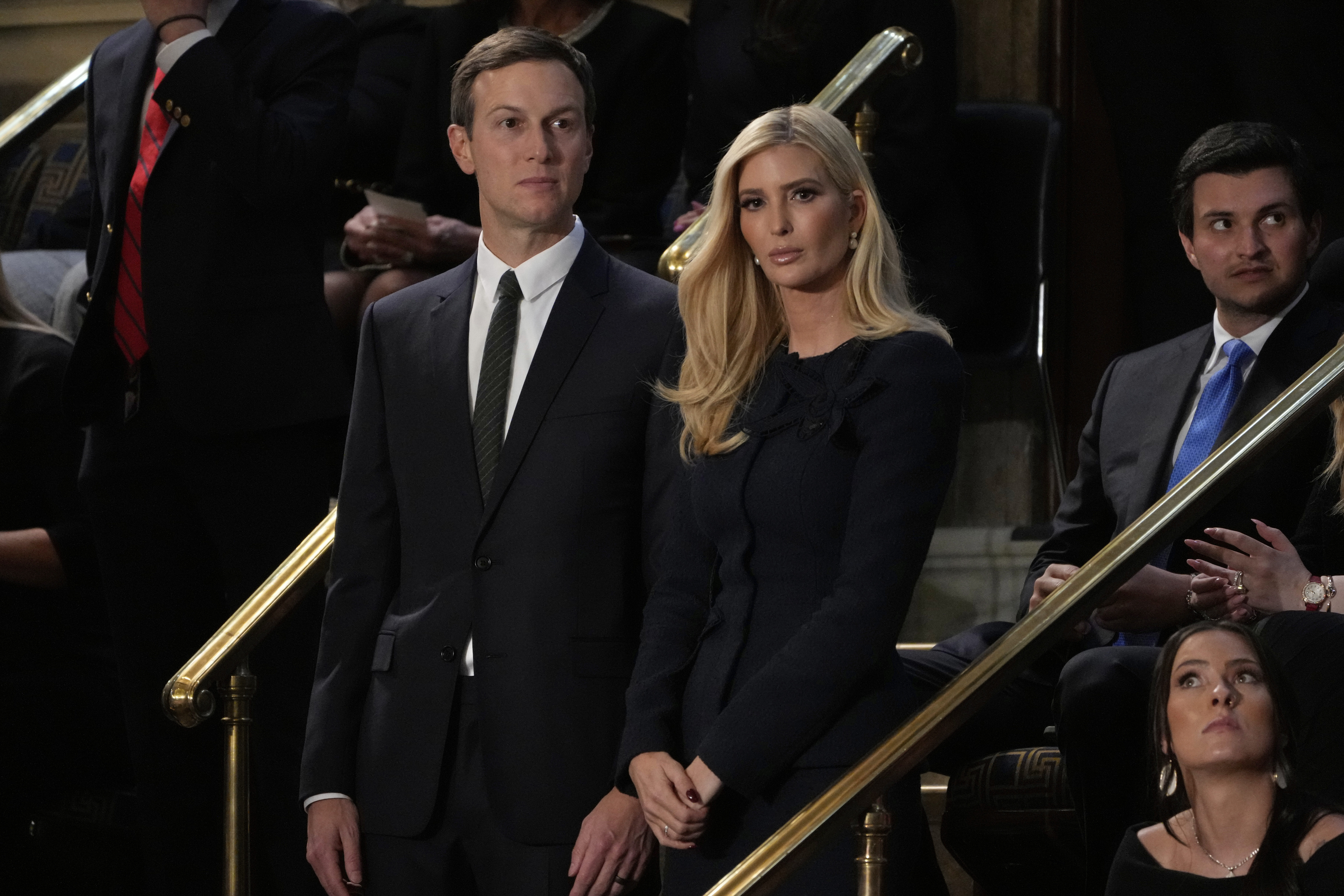 Ein Mann und eine Frau sind ganz in Schwarz gekleidet