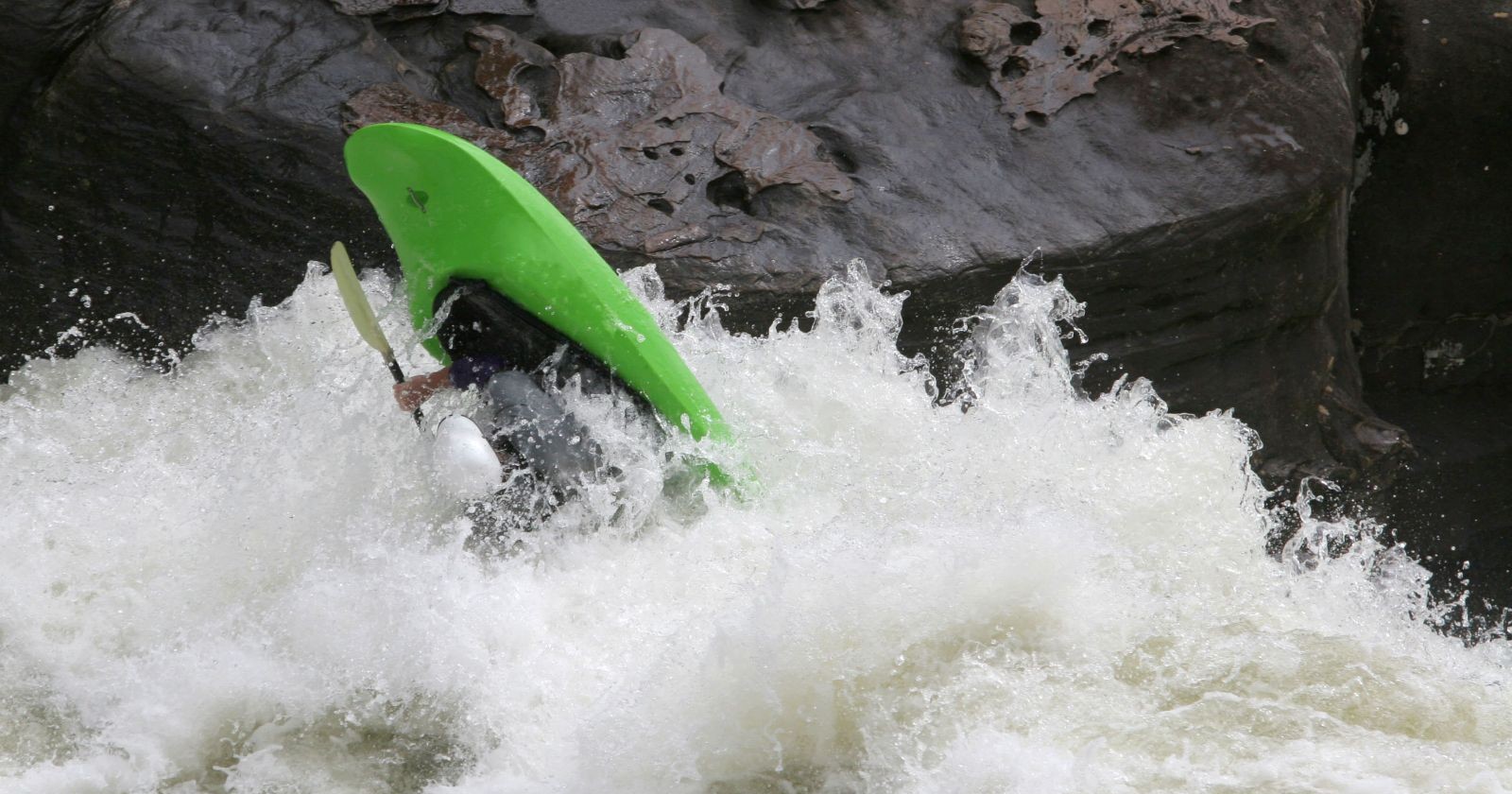 Kajakfahrer, welcher umkippt