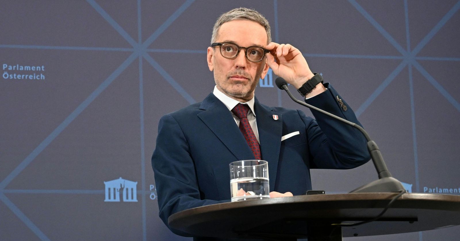 Herbert Kickl vor dem Mikrophon