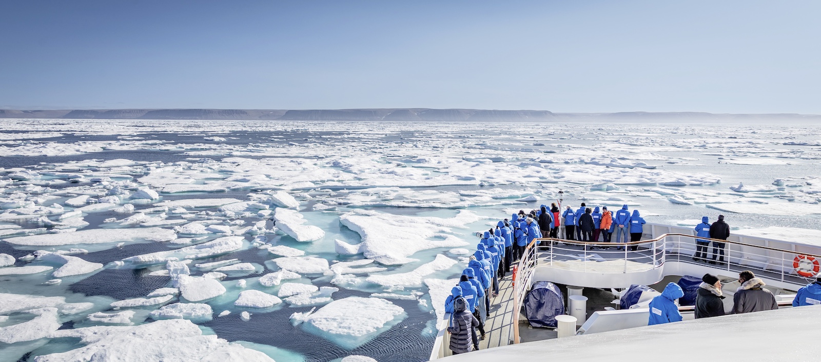 Kreuzfahrt-Touristen schauen aufs Eischollen im Meer