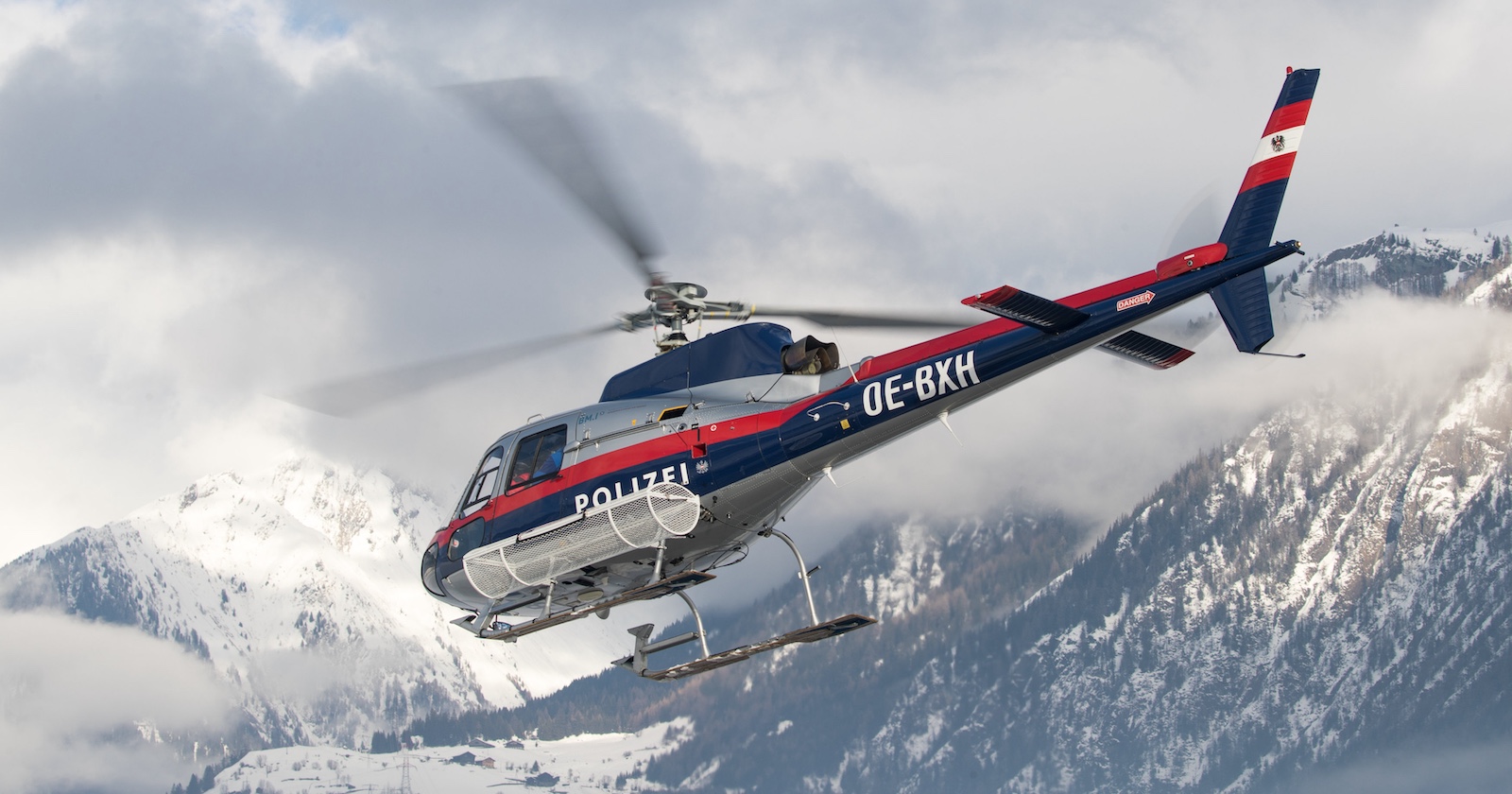 Polizeihubschrauber im Einsatz in den Bergen.