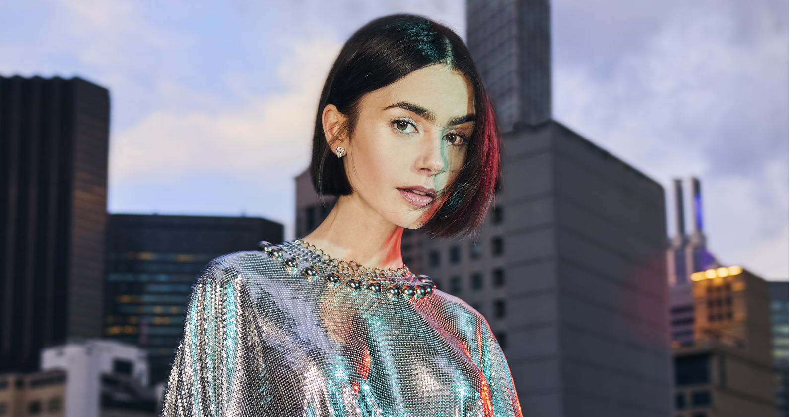 Eine Frau mit dunkelhaarigem Bob blickt in die Kamera