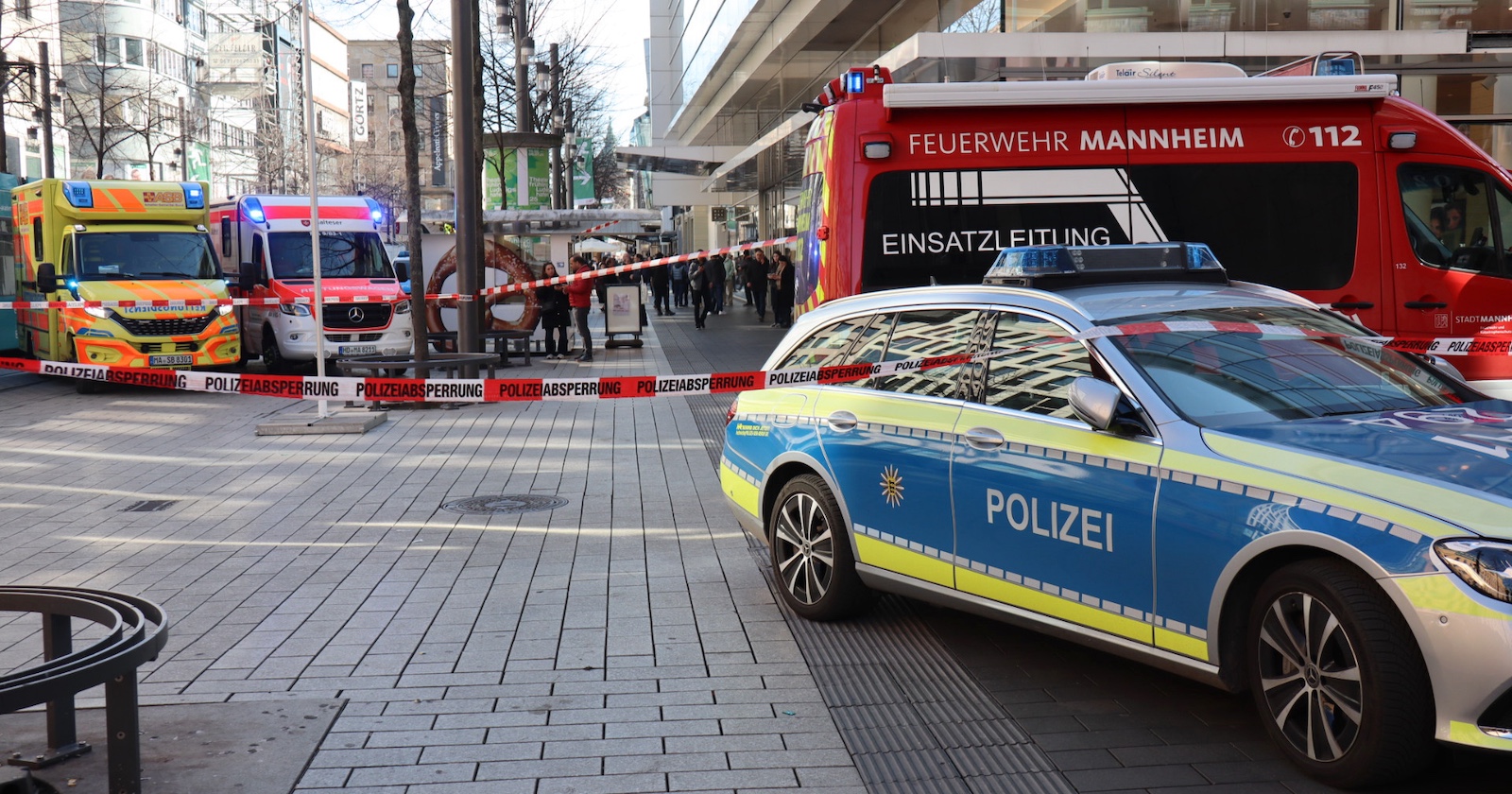 Baden-Württemberg, Mannheim: Einsatzfahrzeuge von Polizei und Rettungsdiensten sind wegen eines Großeinsatzes in der Innenstadt vor Ort. Ein dpa-Reporter berichtete, dass Trümmerteile am Einsatzort zu sehen waren und mindestens eine Person unter einer Plane lag. Laut Augenzeugen war ein Fahrzeug in eine Menschenmenge gefahren.