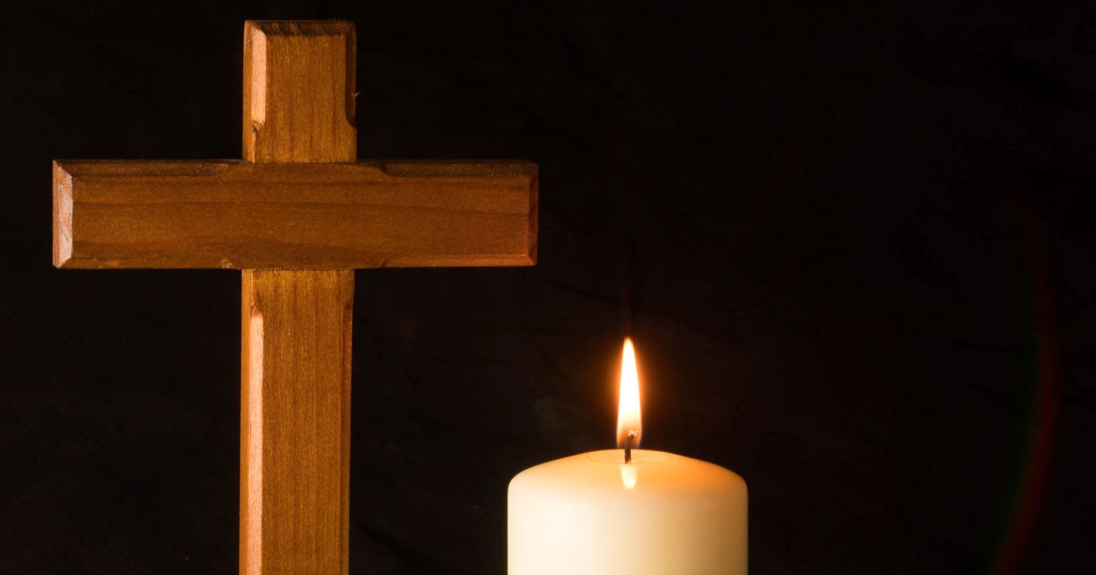 Trauerkerze und Kreuz
