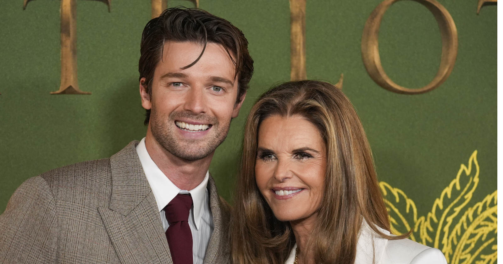 Ein junger Mann und eine Frau lächeln in die Kamera