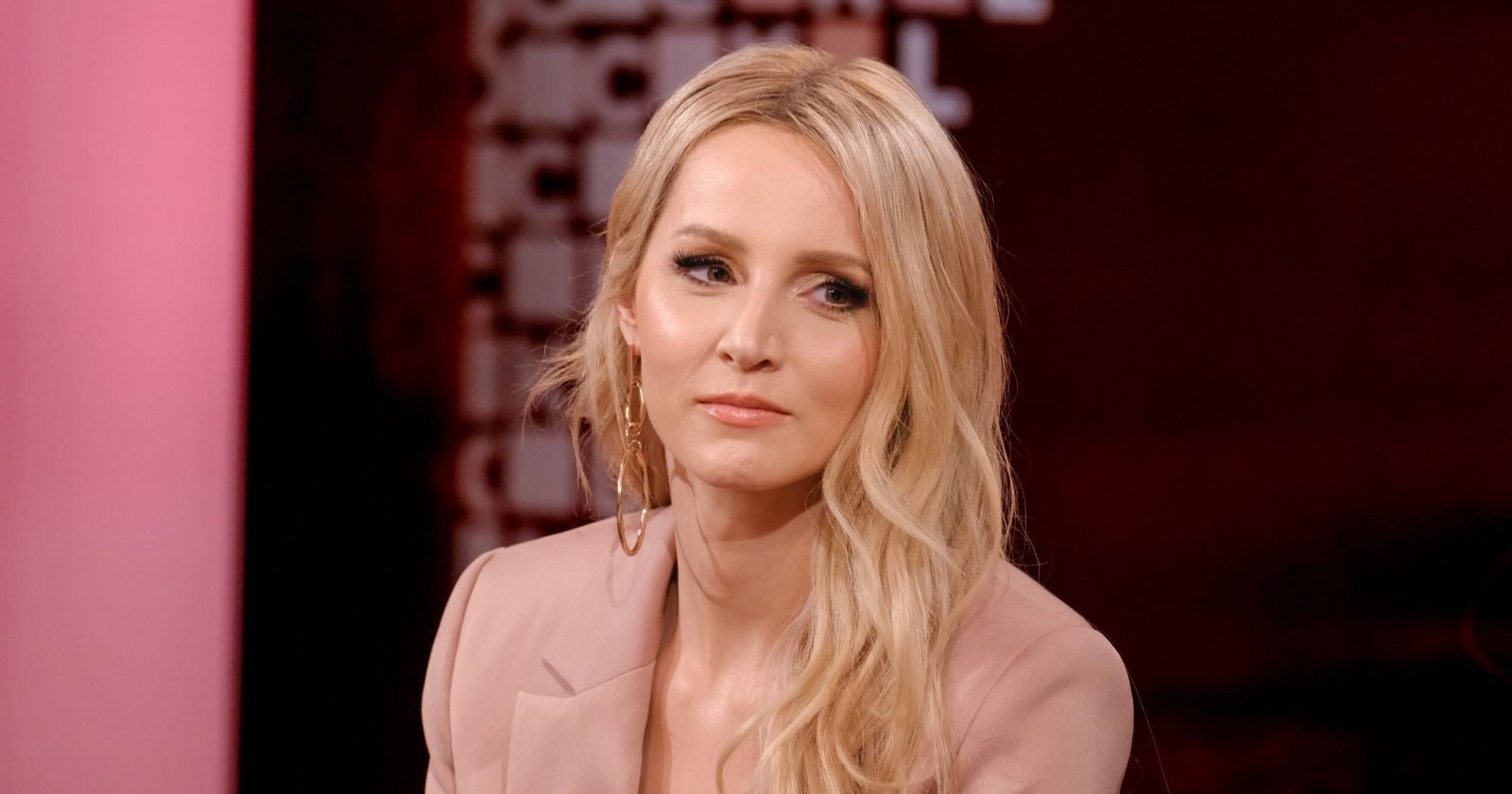 Melissa Naschenweng mit ernstem Gesichtsausdruck