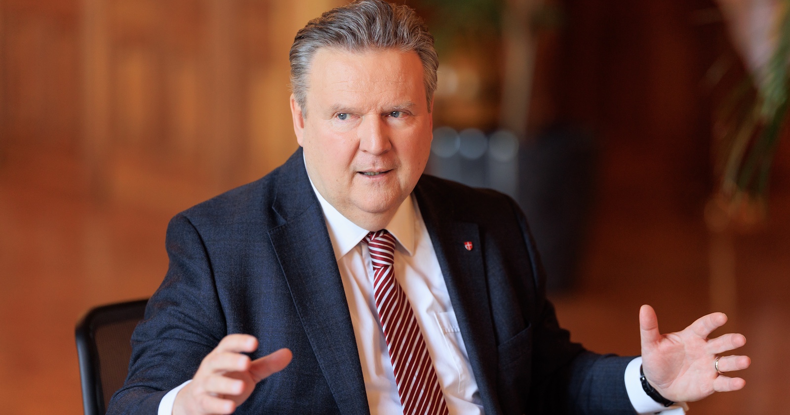 Der Wiener Bürgermeister spricht im offenen Armen in seinem Büro