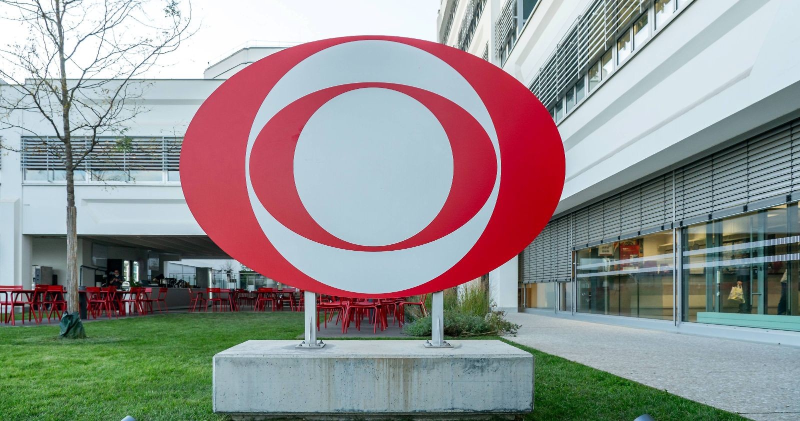 ORF-Logo vor dem Zentrum am Küniglberg in Wien.
