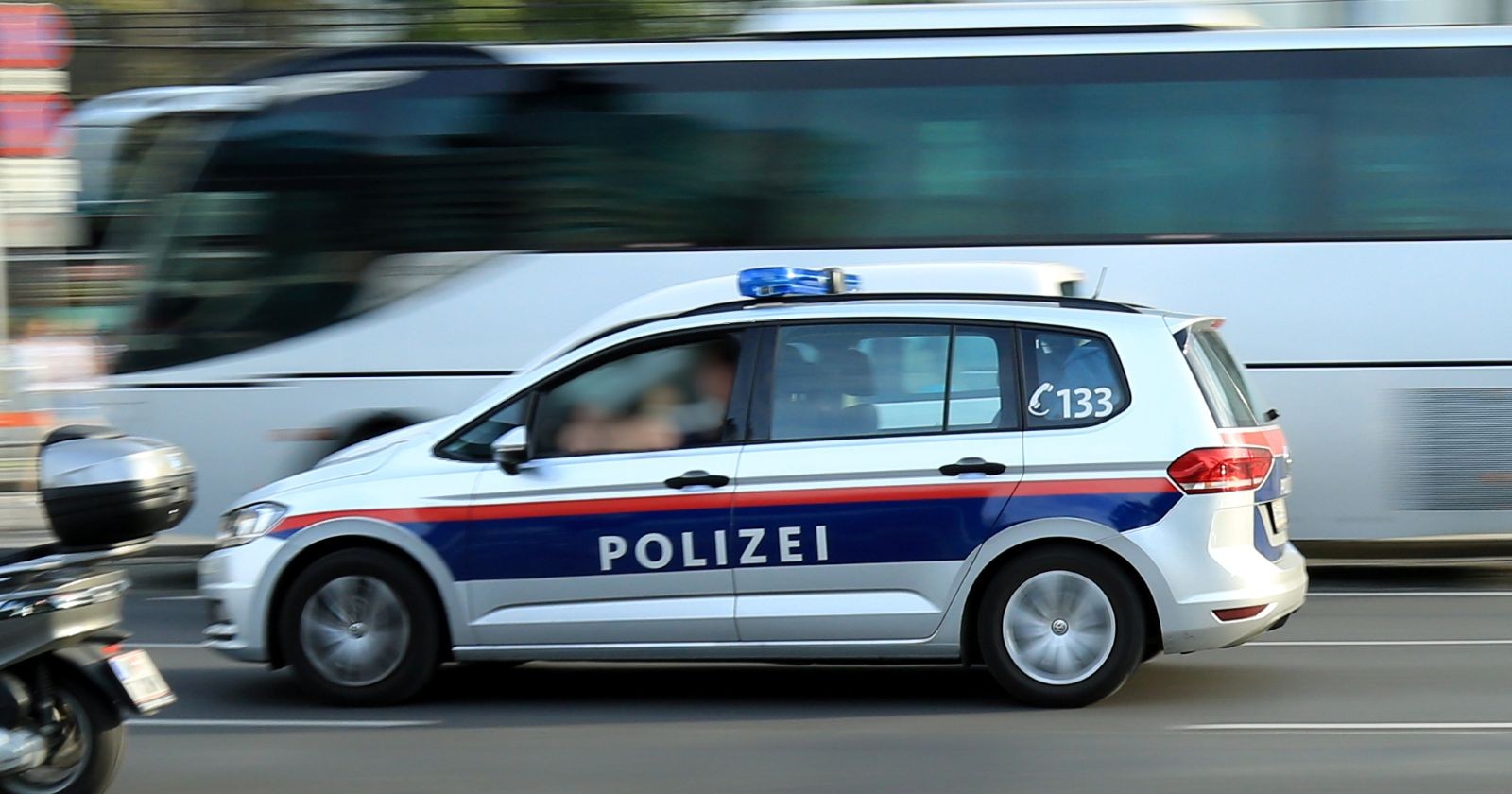 Polizeiwagen fährt schnell