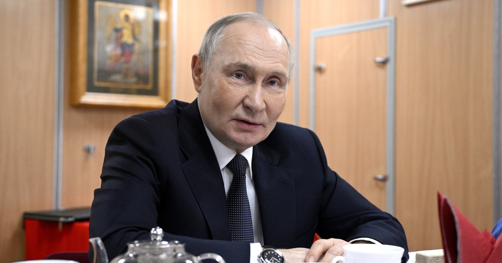 Wladimir Putin im Gespräche mit der U-Bootbesatzung in der nordrussischen Stadt Arkhangelsk