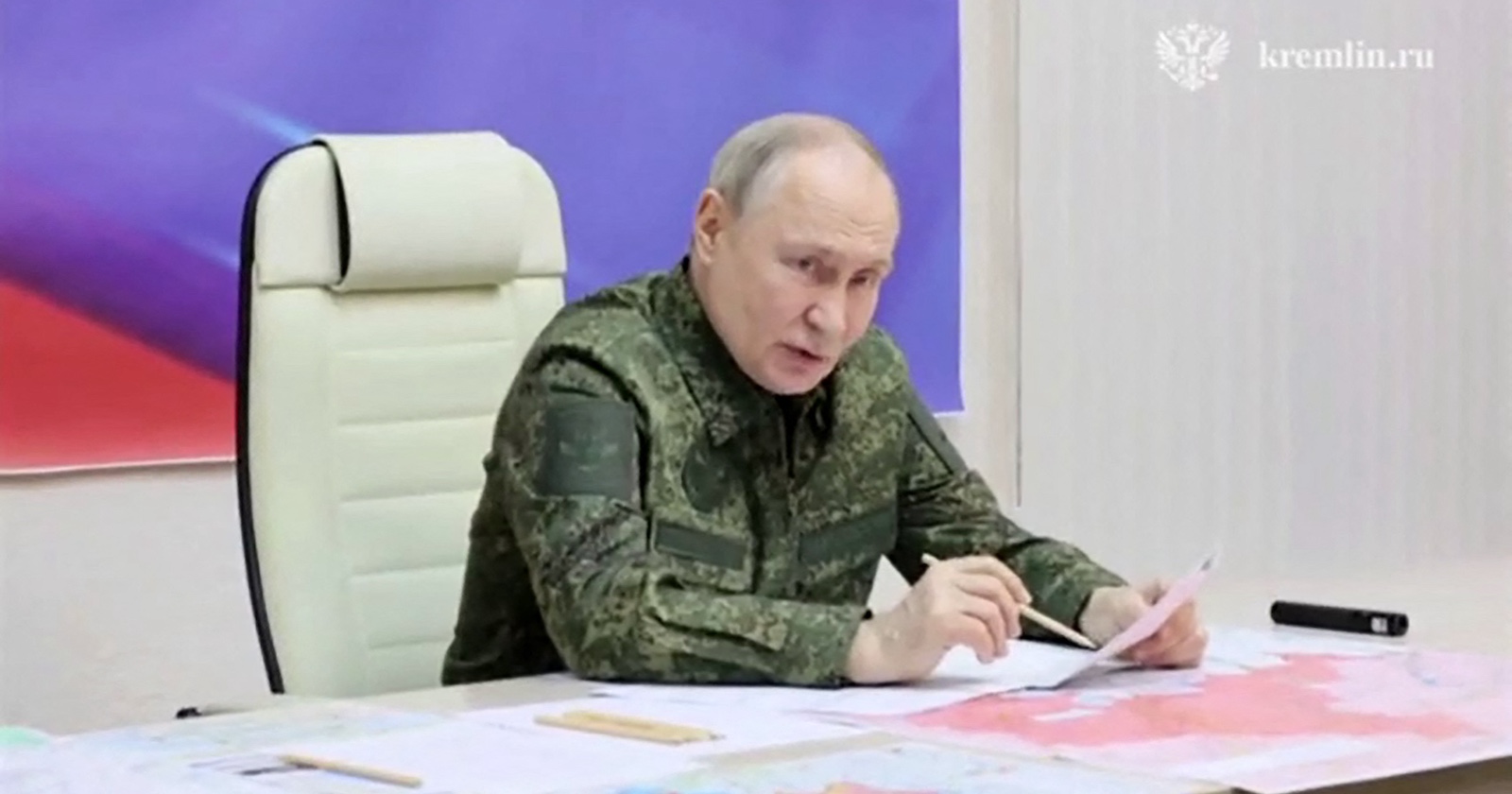 In diesem Schnappschuss aus einem vom Kreml am 12. März 2025 veröffentlichten Filmmaterial besucht der russische Präsident Wladimir Putin inmitten des anhaltenden russisch-ukrainischen Konflikts einen Kommandopunkt der Kursk-Truppengruppe, die an der Gegenoffensive in der Region Kursk beteiligt ist.