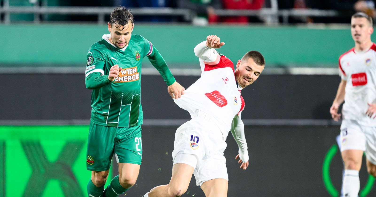 Louis Schaub und David Vukovic im Zweikampf