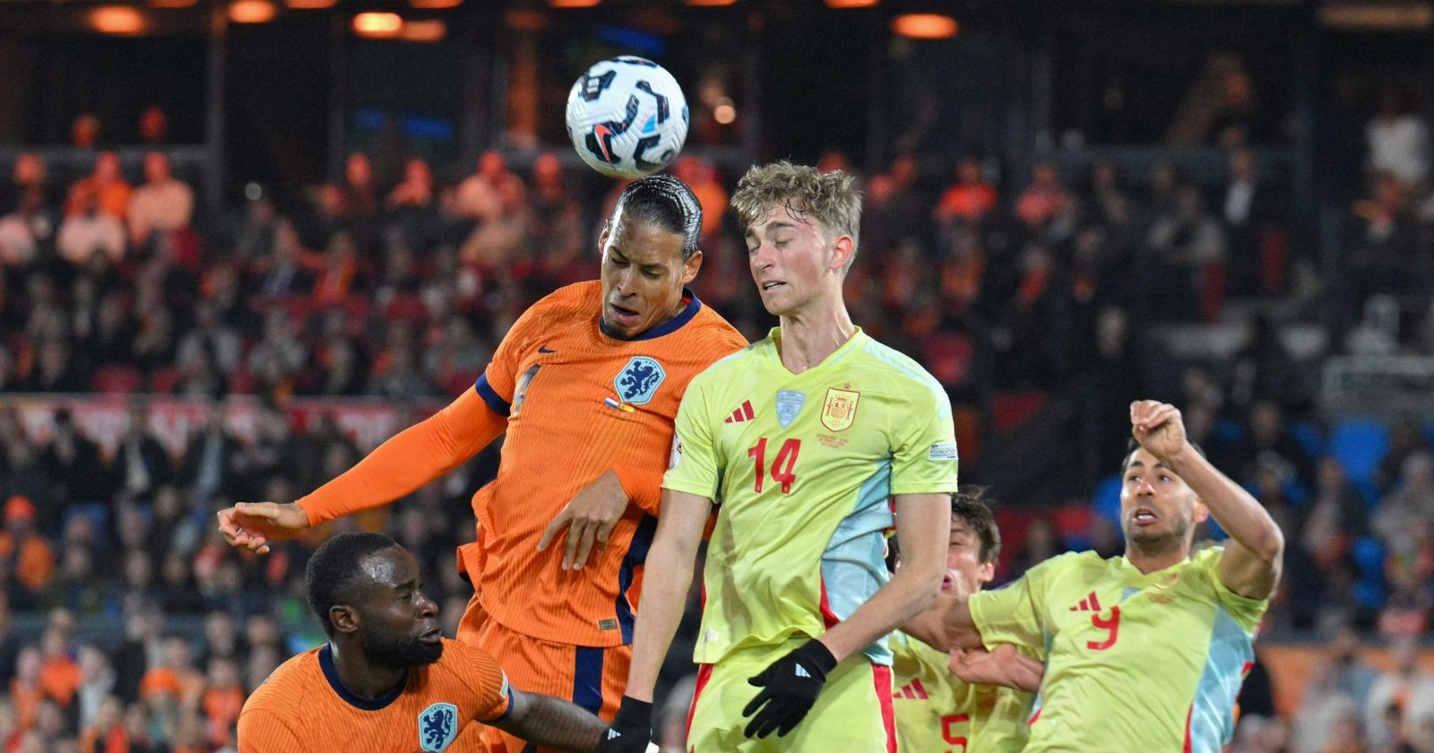 Dean Huijsen und Virgil Van Dijk im Kopfball-Duell