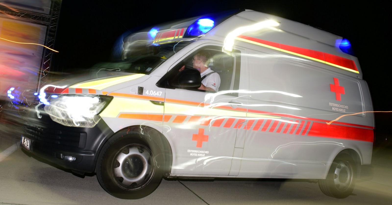 Rettungswagen fährt schnell nachts