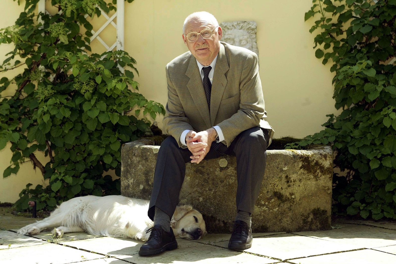 Rolf Schimpf mit Hund in einem Garten.