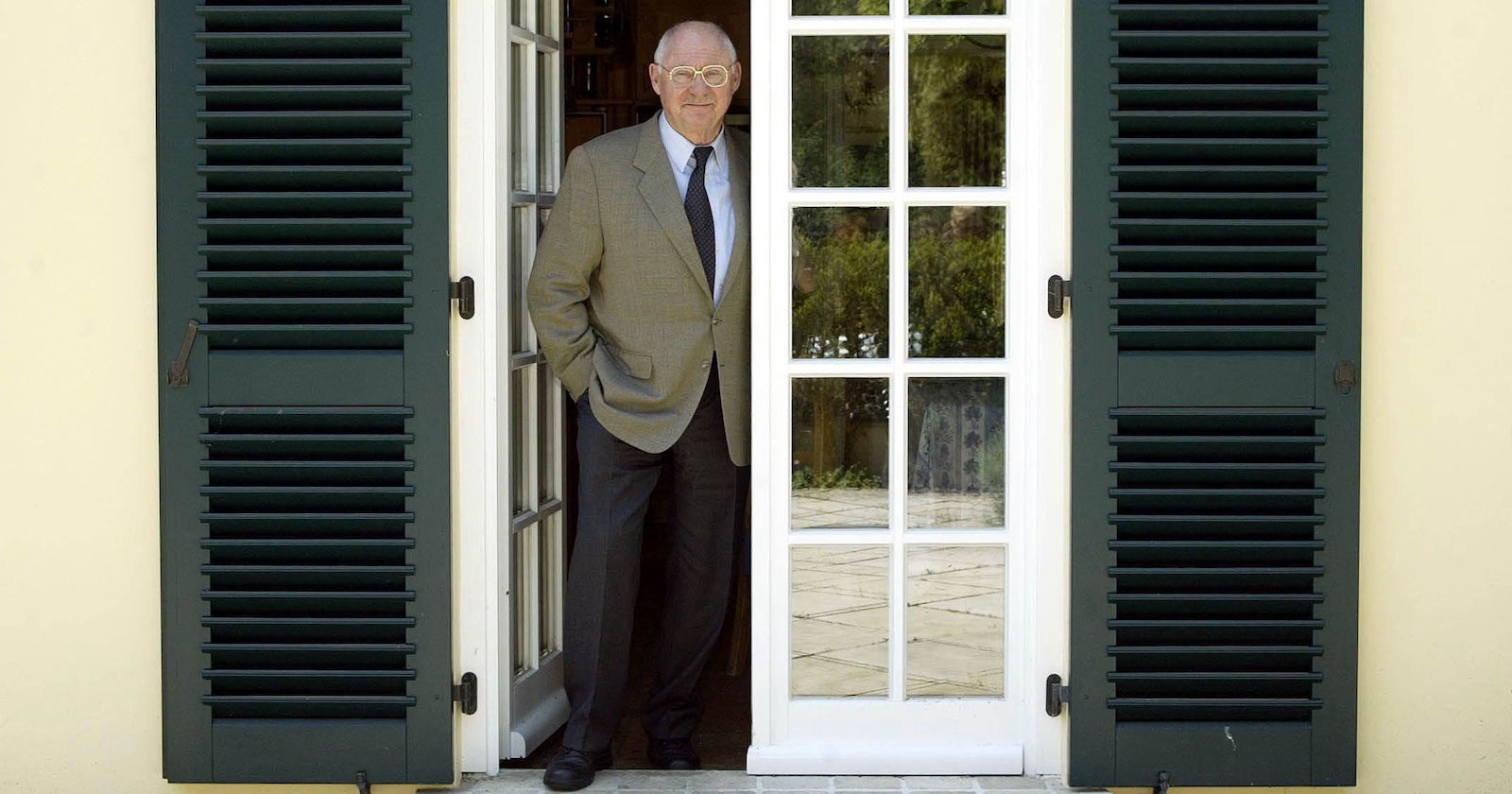 Rolf Schimpf schaut aus einem Fenster.