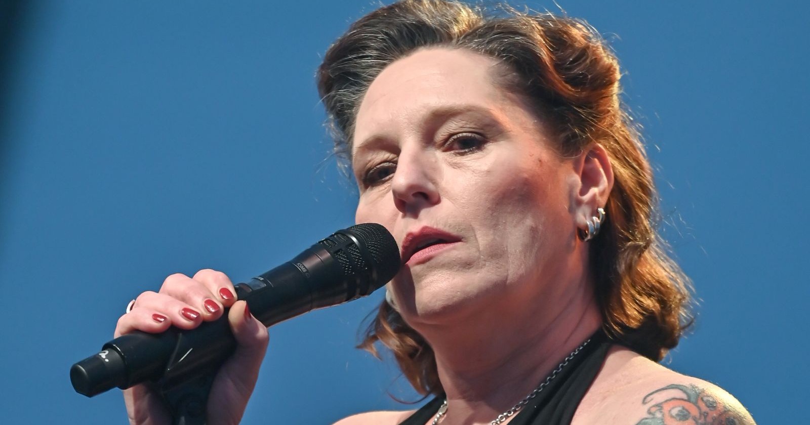 Rosenstolz-Sängerin AnNa R mit Mikrophon