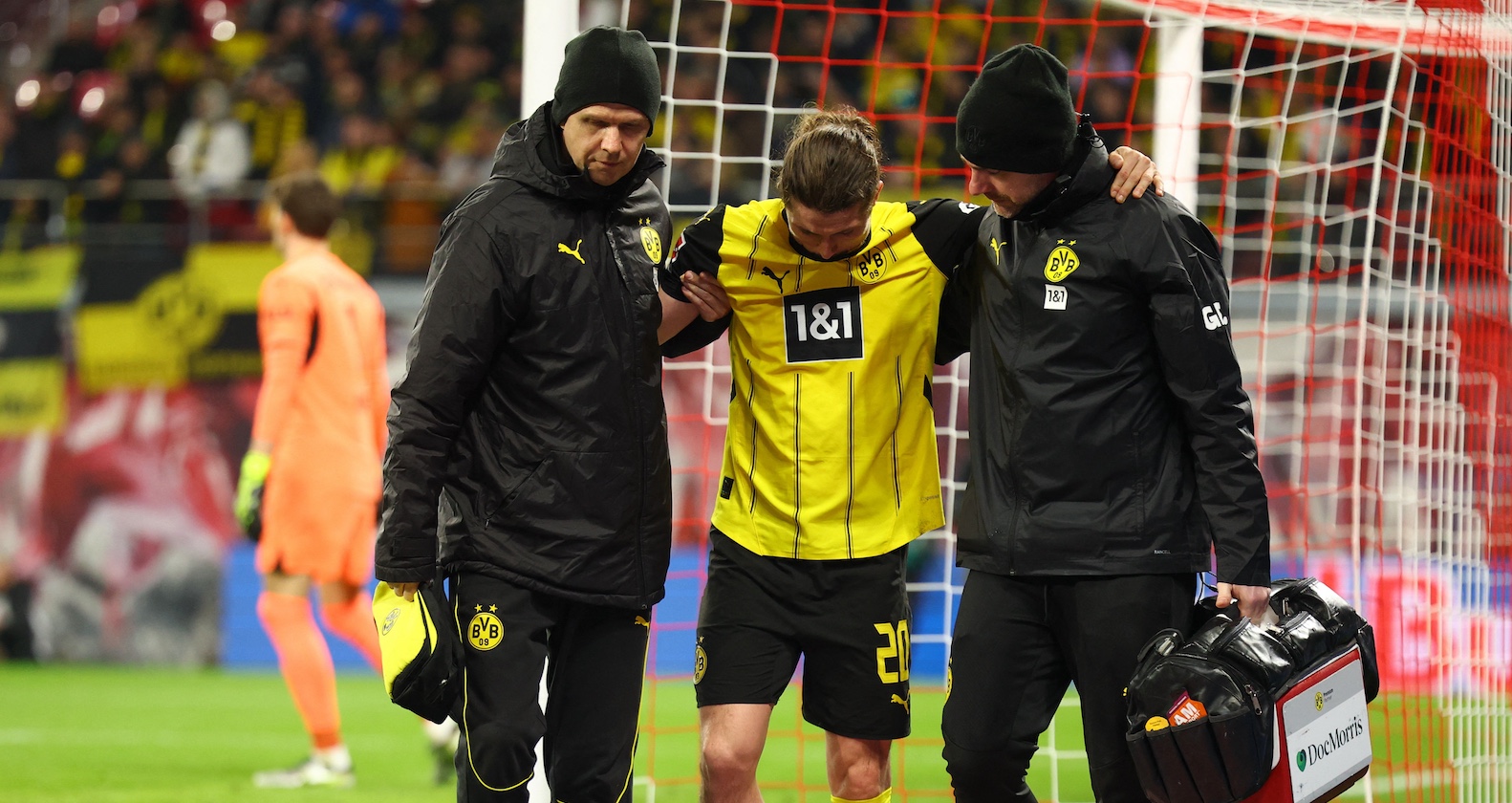 Borussia Dortmunds Marcel Sabitzer wird nach seiner Verletzung von den Betreuern vom Platz begleitet.